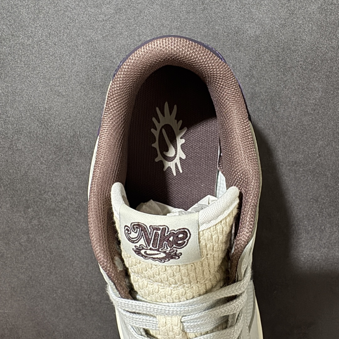 图片[6]-【公司级】Nike Dunk Low Retro SE 马年限定 官方同步配色 上新首发实拍 鞋面采用浅灰荔枝纹皮革 + 网眼布拼接，搭配做旧效果的深紫 Swoosh，后跟和鞋口的淡粉色调中和了整体的冷感，营造出一种复古又温柔的氛围。鞋舌上的刺绣图案是这双鞋的点睛之笔，它以中国传统纹样为灵感，暗藏了生肖马的元素，是整双鞋的限定身份标识。低饱和的配色加上做旧米白中底，自带松弛的复古感，各种穿搭都能轻松驾驭。 货号：IB6752-100 尺码：36 36.5 37.5 38 38.5 39 40 40.5 41 42 42.5 43 44 44.5 45-选品中心