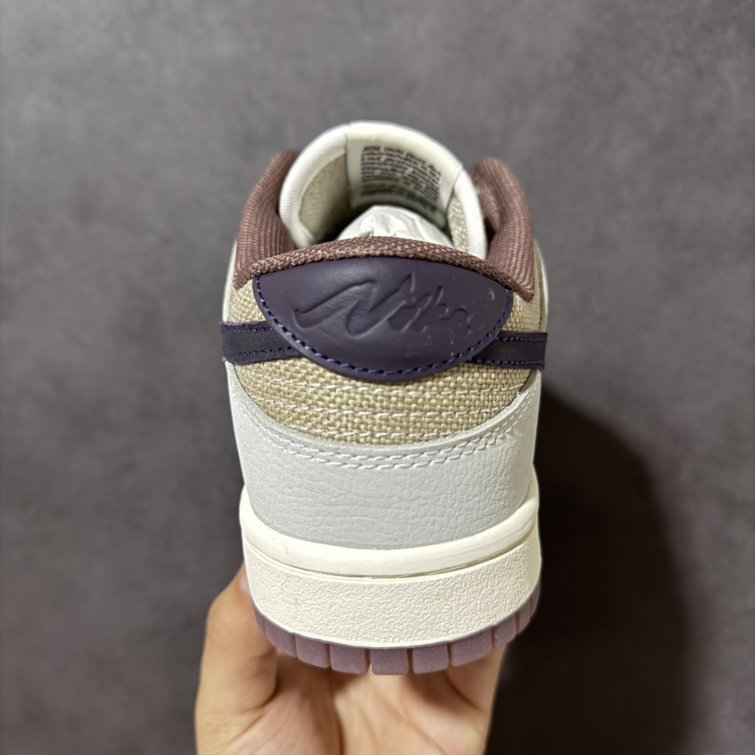 图片[4]-【公司级】Nike Dunk Low Retro SE 马年限定 官方同步配色 上新首发实拍 鞋面采用浅灰荔枝纹皮革 + 网眼布拼接，搭配做旧效果的深紫 Swoosh，后跟和鞋口的淡粉色调中和了整体的冷感，营造出一种复古又温柔的氛围。鞋舌上的刺绣图案是这双鞋的点睛之笔，它以中国传统纹样为灵感，暗藏了生肖马的元素，是整双鞋的限定身份标识。低饱和的配色加上做旧米白中底，自带松弛的复古感，各种穿搭都能轻松驾驭。 货号：IB6752-100 尺码：36 36.5 37.5 38 38.5 39 40 40.5 41 42 42.5 43 44 44.5 45-选品中心
