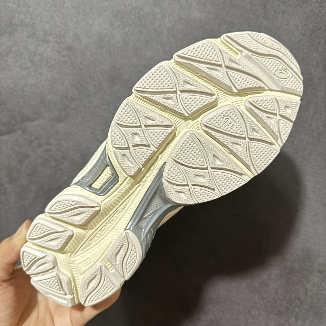 图片[9]-【公司级】Asics Gel-NYC 亚瑟士运动休闲透气专业跑鞋 1203A739-250   鞋面采用反绒皮与网布拼接 透气舒适兼具休闲时尚 结合简明的配色 展现品牌的传承及引领复古流行的主题 虎爪造型的LOGO  #鞋身稳定包裹系统 支撑鞋身 经典宽大鞋型配备防偏移设计提升包裹性 穿着舒适鞋面透气孔设计 提供透气性  尺码：36 37 37.5 38 39 39.5 40 40.5 41.5 42 42.5 43.5 44 45 46 47-选品中心