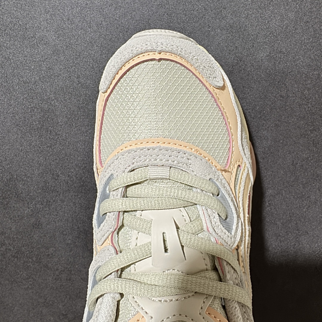 图片[5]-【公司级】Asics Gel-NYC 亚瑟士运动休闲透气专业跑鞋 1203A739-250   鞋面采用反绒皮与网布拼接 透气舒适兼具休闲时尚 结合简明的配色 展现品牌的传承及引领复古流行的主题 虎爪造型的LOGO  #鞋身稳定包裹系统 支撑鞋身 经典宽大鞋型配备防偏移设计提升包裹性 穿着舒适鞋面透气孔设计 提供透气性  尺码：36 37 37.5 38 39 39.5 40 40.5 41.5 42 42.5 43.5 44 45 46 47-选品中心