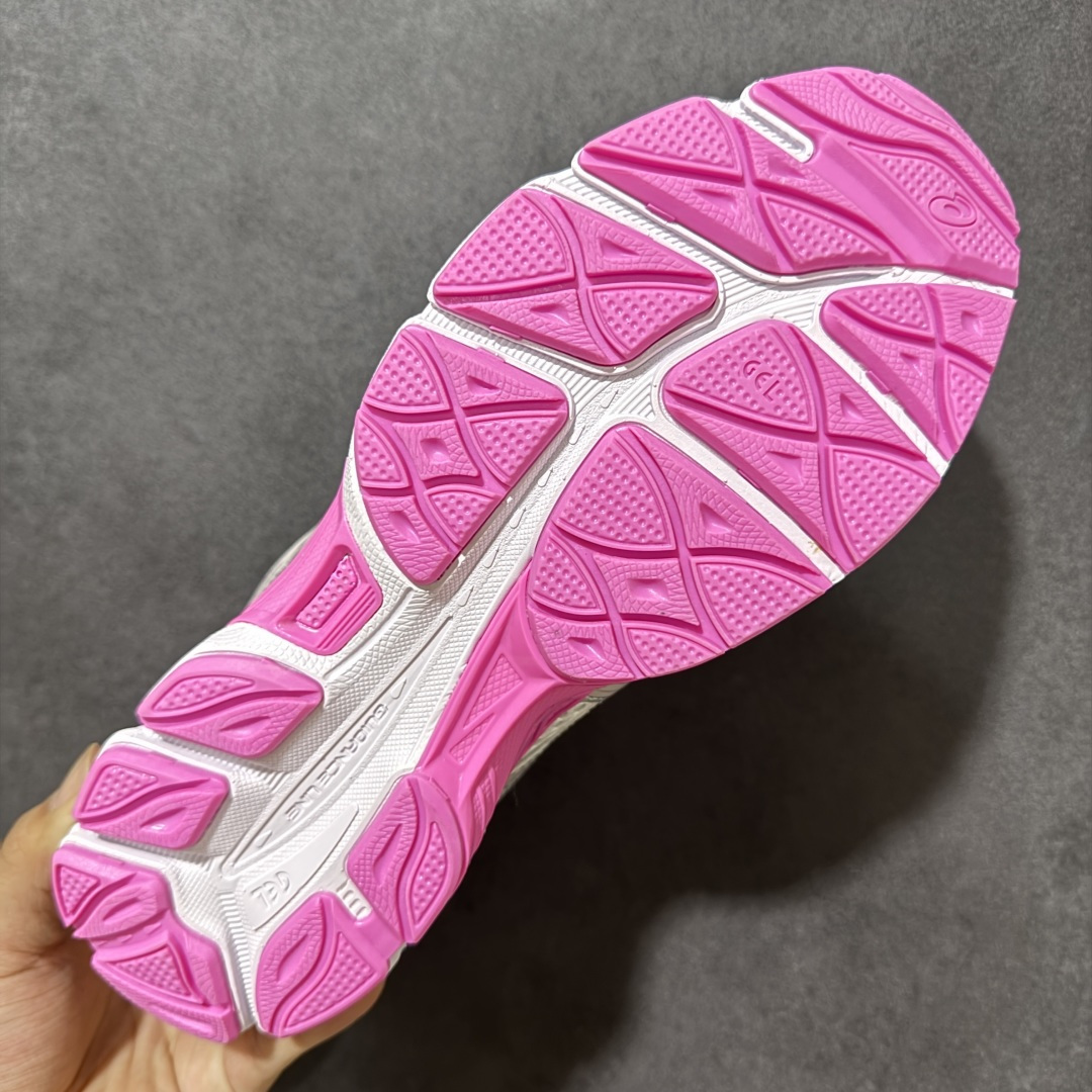 图片[9]-【公司级】Asics Gel-Cumulus 16 阿斯克斯 亚瑟士 积云16代 低帮 白粉色 都市运动复古回潮清爽百搭透气舒适织物低邦休闲跑步鞋 鞋身整体采用新升级的工程提花网眼面料，轻薄透气，能轻盈无压力地贴合脚面，鞋舌也非常轻薄柔软，透气且包裹脚面不磨脚；中底采用Asics FF Blast Plus泡棉，并结合厚实的Fluidridez外底泡棉，提升了耐久性和抓地力。双层泡棉设计提供了柔软的缓震体验，能确保流畅的步态转换。后跟内置Purey GEL缓震胶，进一步吸收冲击，强强联合，使每跑一步都感觉脚底有助推感，回馈明显，软弹中带着一股韧劲。 货号：1203A990-600 尺码：36-46-选品中心