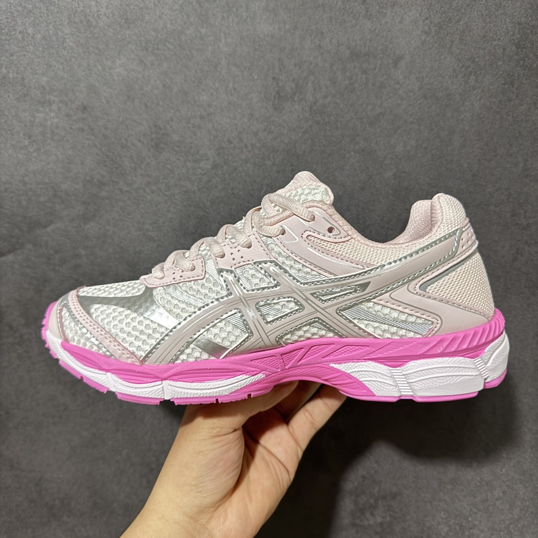 图片[2]-【公司级】Asics Gel-Cumulus 16 阿斯克斯 亚瑟士 积云16代 低帮 白粉色 都市运动复古回潮清爽百搭透气舒适织物低邦休闲跑步鞋 鞋身整体采用新升级的工程提花网眼面料，轻薄透气，能轻盈无压力地贴合脚面，鞋舌也非常轻薄柔软，透气且包裹脚面不磨脚；中底采用Asics FF Blast Plus泡棉，并结合厚实的Fluidridez外底泡棉，提升了耐久性和抓地力。双层泡棉设计提供了柔软的缓震体验，能确保流畅的步态转换。后跟内置Purey GEL缓震胶，进一步吸收冲击，强强联合，使每跑一步都感觉脚底有助推感，回馈明显，软弹中带着一股韧劲。 货号：1203A990-600 尺码：36-46-选品中心