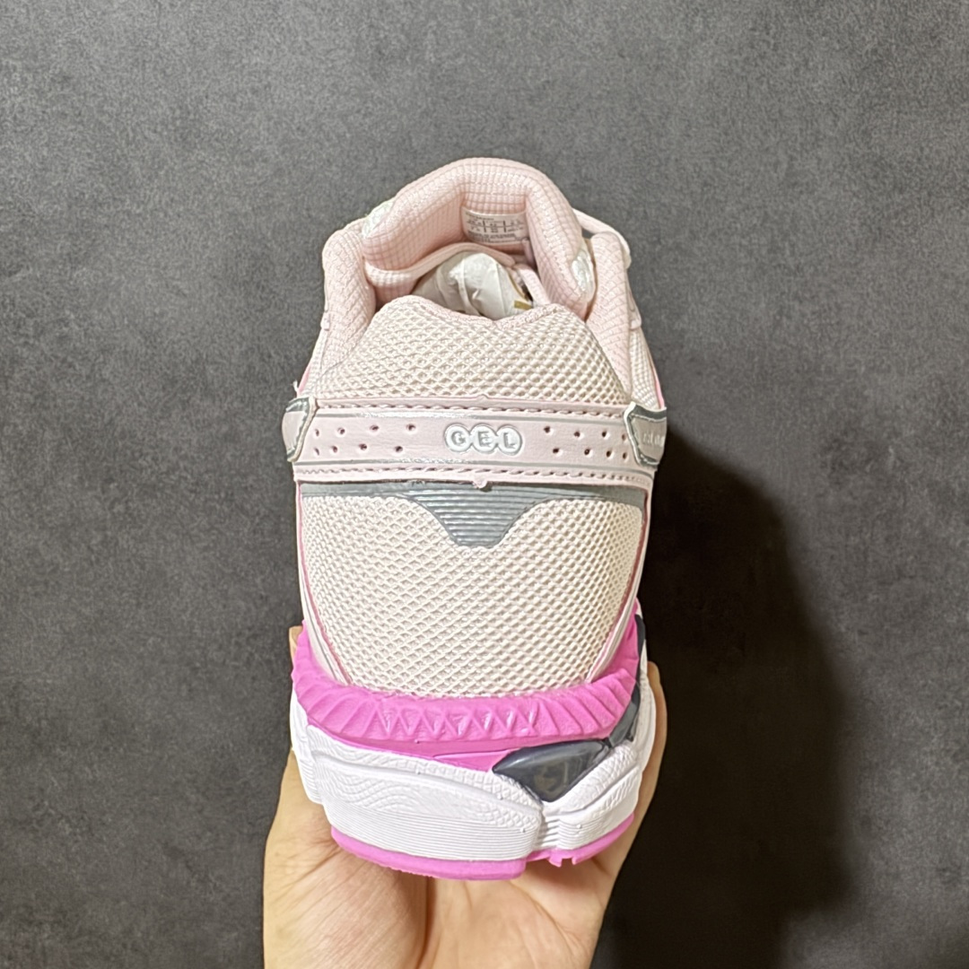 图片[4]-【公司级】Asics Gel-Cumulus 16 阿斯克斯 亚瑟士 积云16代 低帮 白粉色 都市运动复古回潮清爽百搭透气舒适织物低邦休闲跑步鞋 鞋身整体采用新升级的工程提花网眼面料，轻薄透气，能轻盈无压力地贴合脚面，鞋舌也非常轻薄柔软，透气且包裹脚面不磨脚；中底采用Asics FF Blast Plus泡棉，并结合厚实的Fluidridez外底泡棉，提升了耐久性和抓地力。双层泡棉设计提供了柔软的缓震体验，能确保流畅的步态转换。后跟内置Purey GEL缓震胶，进一步吸收冲击，强强联合，使每跑一步都感觉脚底有助推感，回馈明显，软弹中带着一股韧劲。 货号：1203A990-600 尺码：36-46-选品中心