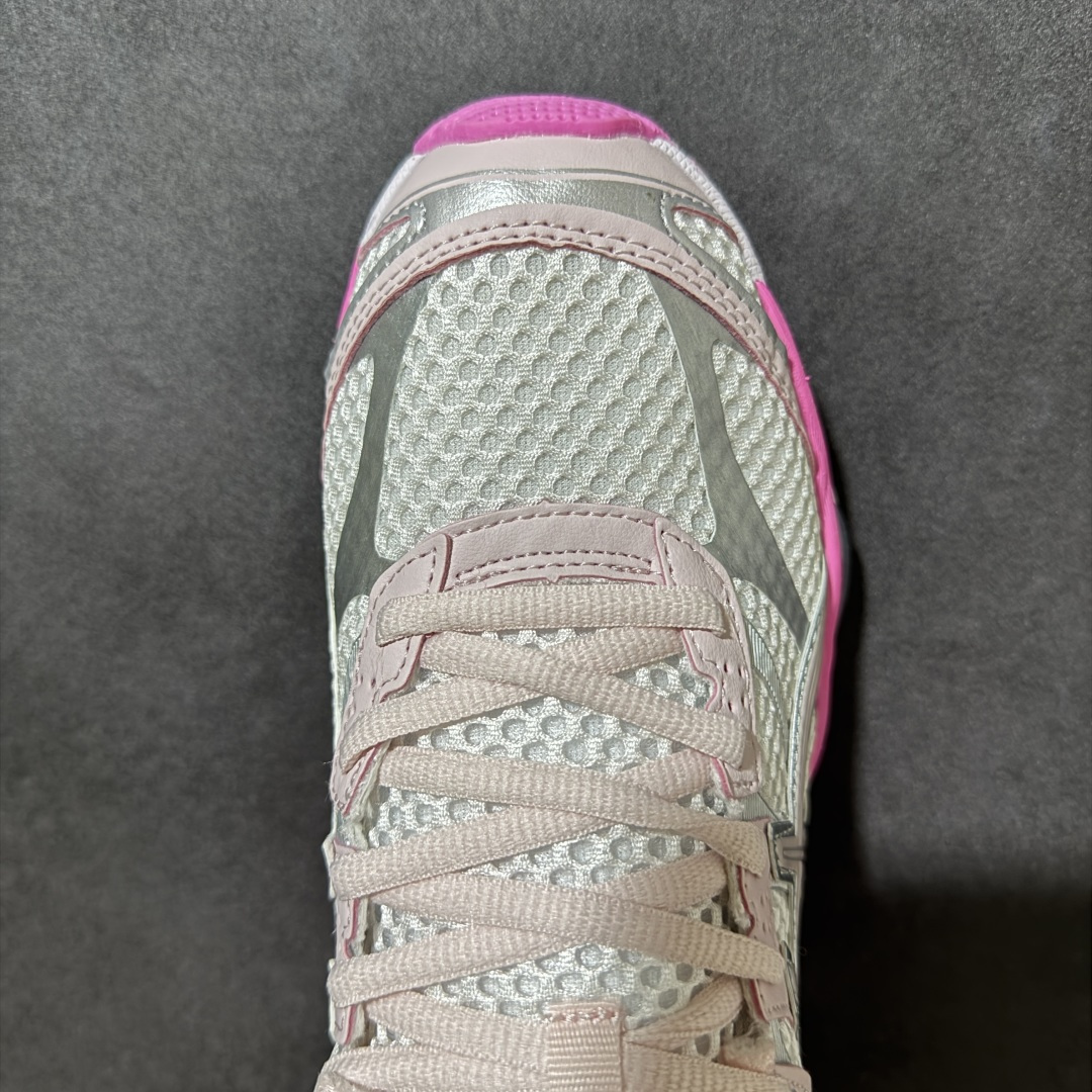 图片[5]-【公司级】Asics Gel-Cumulus 16 阿斯克斯 亚瑟士 积云16代 低帮 白粉色 都市运动复古回潮清爽百搭透气舒适织物低邦休闲跑步鞋 鞋身整体采用新升级的工程提花网眼面料，轻薄透气，能轻盈无压力地贴合脚面，鞋舌也非常轻薄柔软，透气且包裹脚面不磨脚；中底采用Asics FF Blast Plus泡棉，并结合厚实的Fluidridez外底泡棉，提升了耐久性和抓地力。双层泡棉设计提供了柔软的缓震体验，能确保流畅的步态转换。后跟内置Purey GEL缓震胶，进一步吸收冲击，强强联合，使每跑一步都感觉脚底有助推感，回馈明显，软弹中带着一股韧劲。 货号：1203A990-600 尺码：36-46-选品中心