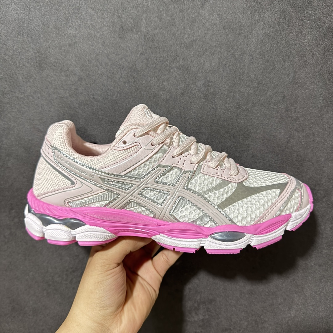 【公司级】Asics Gel-Cumulus 16 阿斯克斯 亚瑟士 积云16代 低帮 白粉色 都市运动复古回潮清爽百搭透气舒适织物低邦休闲跑步鞋 鞋身整体采用新升级的工程提花网眼面料，轻薄透气，能轻盈无压力地贴合脚面，鞋舌也非常轻薄柔软，透气且包裹脚面不磨脚；中底采用Asics FF Blast Plus泡棉，并结合厚实的Fluidridez外底泡棉，提升了耐久性和抓地力。双层泡棉设计提供了柔软的缓震体验，能确保流畅的步态转换。后跟内置Purey GEL缓震胶，进一步吸收冲击，强强联合，使每跑一步都感觉脚底有助推感，回馈明显，软弹中带着一股韧劲。 货号：1203A990-600 尺码：36-46-选品中心
