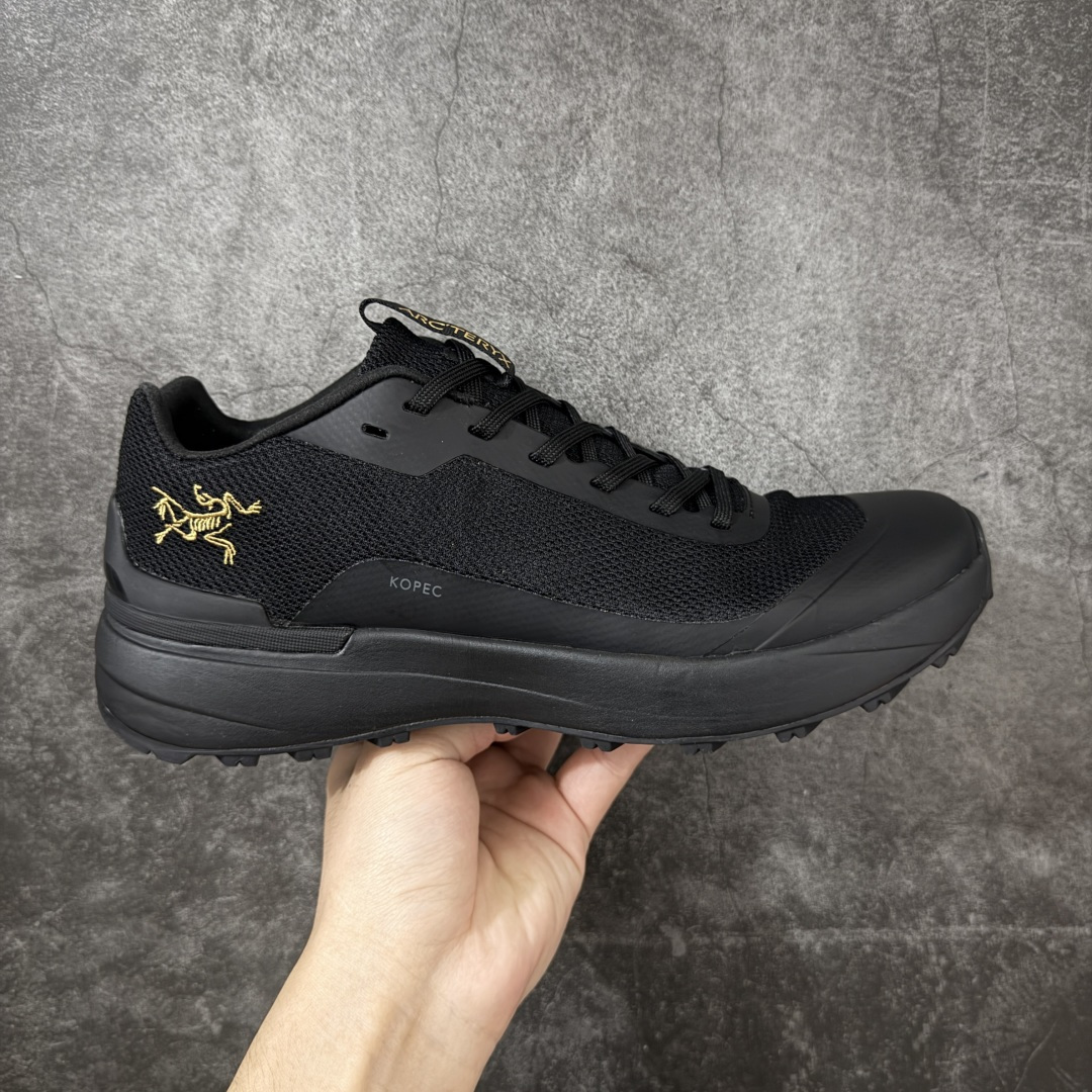 【公司级版】始祖鸟ArcTeryx Kopec GTX M 覆盖透气男越野跑鞋 金标刺绣 正确后跟刺绣 完美细节版型 官方同步上架 适合技术路线单日徒步穿着 aeriosflgtx鞋受到长途野外跑步鞋的启发 适合在变化的地形上进行快速轻快的徒步旅行穿着，舒适而有支撑性，使您充满信心。该设计与脚部融为一体，可最大限度地减少摩擦，gore-tex保护膜网砂，采用gore隐形适体(invisiblefit)技术，更轻薄舒适。敏捷、稳定和技术路线上的自信源于vibram® megagrip外底、压缩eva内底以及一体的tpu。重量约：275g技术特点透气轻量耐磨鞋子鞋外底结构vibram®megagripM橡胶化合材料耐用柔软鞋子结构tpu鞋头可防磨损压缩eva泡沫内底以及一体的tpu铁芯提高了灵活性和稳定性，使您充满信心鞋子衬垫结构4mm厚ortholiteM3d模制插片材料gore-tex薄膜tpu高耐磨保护膜cordura® MX 尺码：39-45 编码： XYD330340-选品中心