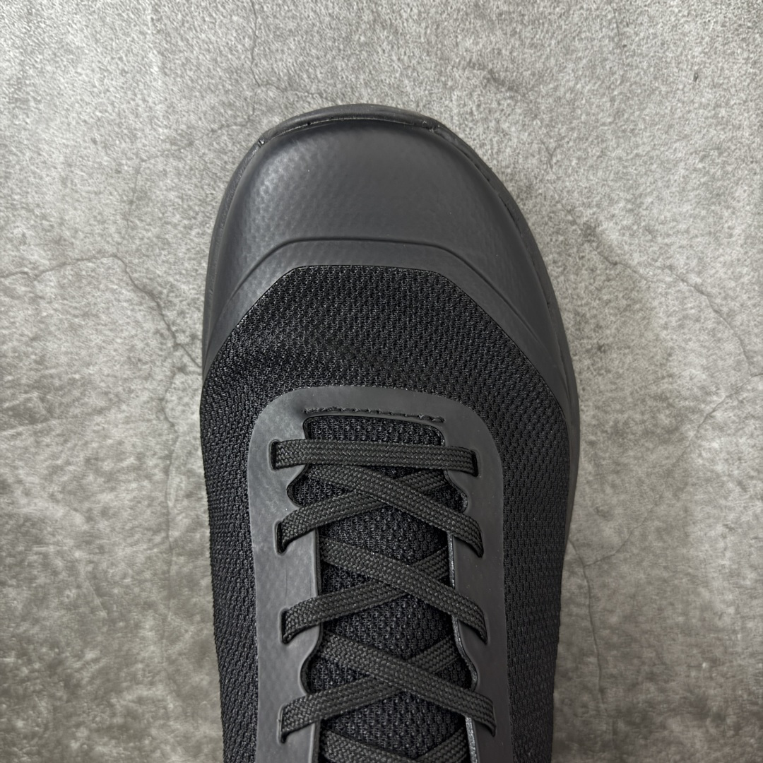 图片[5]-【公司级版】始祖鸟ArcTeryx Kopec GTX M 覆盖透气男越野跑鞋 金标刺绣 正确后跟刺绣 完美细节版型 官方同步上架 适合技术路线单日徒步穿着 aeriosflgtx鞋受到长途野外跑步鞋的启发 适合在变化的地形上进行快速轻快的徒步旅行穿着，舒适而有支撑性，使您充满信心。该设计与脚部融为一体，可最大限度地减少摩擦，gore-tex保护膜网砂，采用gore隐形适体(invisiblefit)技术，更轻薄舒适。敏捷、稳定和技术路线上的自信源于vibram® megagrip外底、压缩eva内底以及一体的tpu。重量约：275g技术特点透气轻量耐磨鞋子鞋外底结构vibram®megagripM橡胶化合材料耐用柔软鞋子结构tpu鞋头可防磨损压缩eva泡沫内底以及一体的tpu铁芯提高了灵活性和稳定性，使您充满信心鞋子衬垫结构4mm厚ortholiteM3d模制插片材料gore-tex薄膜tpu高耐磨保护膜cordura® MX 尺码：39-45 编码： XYD330340-选品中心