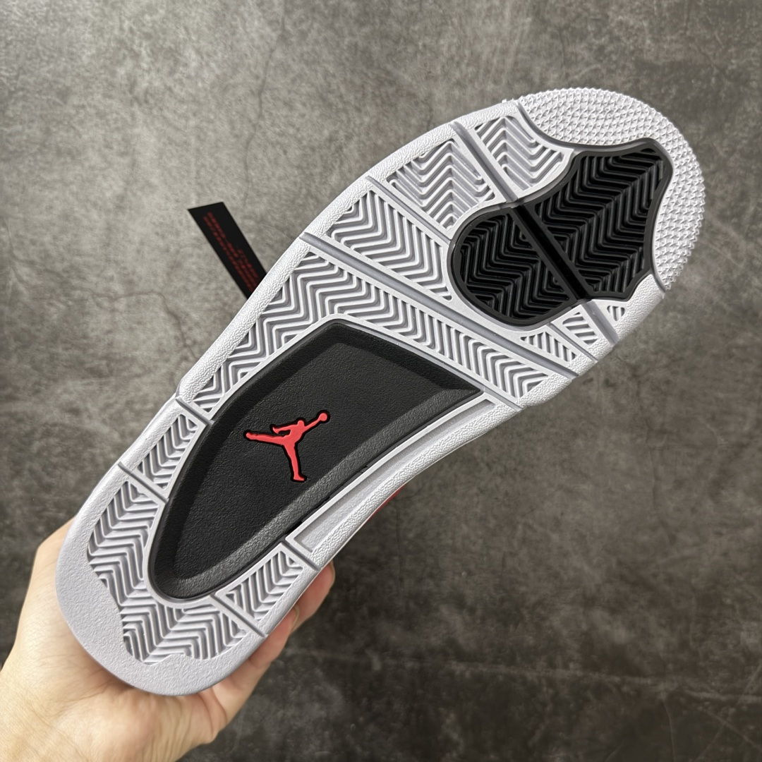 图片[9]-【纯原LW版本】Air Jordan AJ4 Retro 2025复刻公牛红黑 FQ8138-600 第一梯队最新批次 细节多次校对改良 接近完美 细节达到可过鉴定标准 耗时半年巨作 全套原纸板楦头开发 原厂特供皮料加持 确保原汁原味 完美呈现四代版型 一比一鞋头弧度高度鞋身弧度 数据细节工艺流程均保持原鞋一致 原厂TPU网格鞋带扣 正确内里网布 菱角分明不变形无多余毛边 柔软性质感一致于原鞋 原厂织唛标 原厂飞人电绣工艺 尾指中部跳三针 独家绑鞋带手法 印刷中底布 四线拉帮 米色美纹纸贴合固定 进口港宝加持 后跟自然饱满 全鞋荧光划线卡点 追求极致完美 每一双都是工艺品 多重QC质检 超越公司货的品控标准 实实在在的免检产品 尺码：36-47.5-选品中心