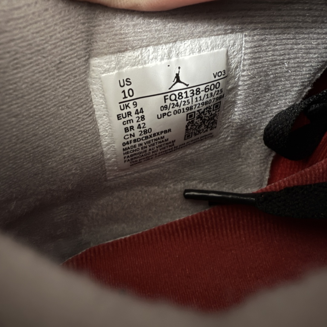 图片[8]-【纯原LW版本】Air Jordan AJ4 Retro 2025复刻公牛红黑 FQ8138-600 第一梯队最新批次 细节多次校对改良 接近完美 细节达到可过鉴定标准 耗时半年巨作 全套原纸板楦头开发 原厂特供皮料加持 确保原汁原味 完美呈现四代版型 一比一鞋头弧度高度鞋身弧度 数据细节工艺流程均保持原鞋一致 原厂TPU网格鞋带扣 正确内里网布 菱角分明不变形无多余毛边 柔软性质感一致于原鞋 原厂织唛标 原厂飞人电绣工艺 尾指中部跳三针 独家绑鞋带手法 印刷中底布 四线拉帮 米色美纹纸贴合固定 进口港宝加持 后跟自然饱满 全鞋荧光划线卡点 追求极致完美 每一双都是工艺品 多重QC质检 超越公司货的品控标准 实实在在的免检产品 尺码：36-47.5-选品中心