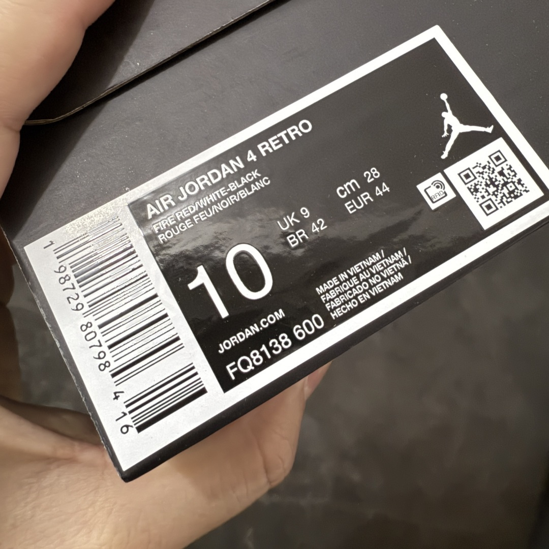 图片[10]-【纯原LW版本】Air Jordan AJ4 Retro 2025复刻公牛红黑 FQ8138-600 第一梯队最新批次 细节多次校对改良 接近完美 细节达到可过鉴定标准 耗时半年巨作 全套原纸板楦头开发 原厂特供皮料加持 确保原汁原味 完美呈现四代版型 一比一鞋头弧度高度鞋身弧度 数据细节工艺流程均保持原鞋一致 原厂TPU网格鞋带扣 正确内里网布 菱角分明不变形无多余毛边 柔软性质感一致于原鞋 原厂织唛标 原厂飞人电绣工艺 尾指中部跳三针 独家绑鞋带手法 印刷中底布 四线拉帮 米色美纹纸贴合固定 进口港宝加持 后跟自然饱满 全鞋荧光划线卡点 追求极致完美 每一双都是工艺品 多重QC质检 超越公司货的品控标准 实实在在的免检产品 尺码：36-47.5-选品中心