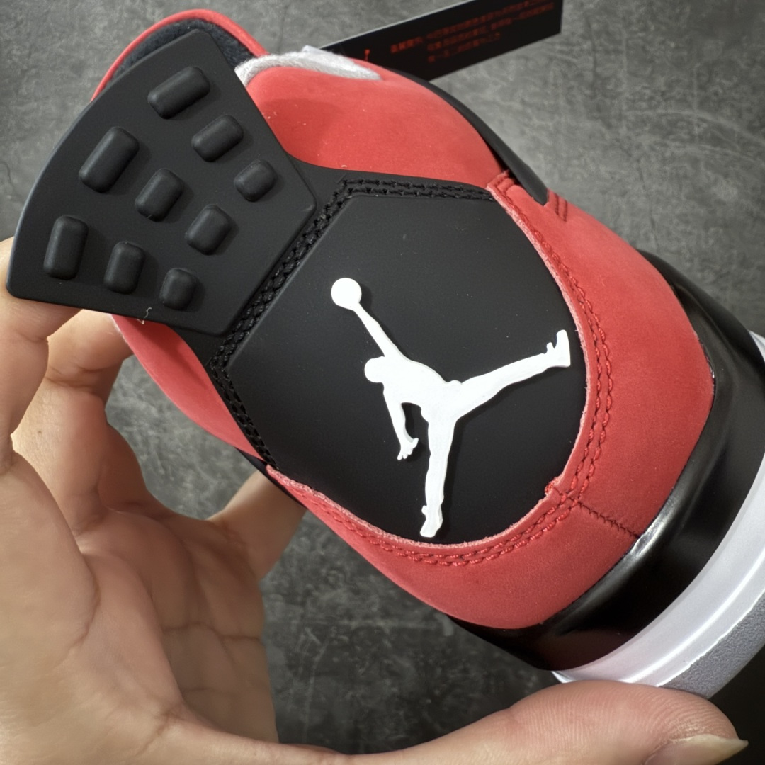 图片[2]-【纯原LW版本】Air Jordan AJ4 Retro 2025复刻公牛红黑 FQ8138-600 第一梯队最新批次 细节多次校对改良 接近完美 细节达到可过鉴定标准 耗时半年巨作 全套原纸板楦头开发 原厂特供皮料加持 确保原汁原味 完美呈现四代版型 一比一鞋头弧度高度鞋身弧度 数据细节工艺流程均保持原鞋一致 原厂TPU网格鞋带扣 正确内里网布 菱角分明不变形无多余毛边 柔软性质感一致于原鞋 原厂织唛标 原厂飞人电绣工艺 尾指中部跳三针 独家绑鞋带手法 印刷中底布 四线拉帮 米色美纹纸贴合固定 进口港宝加持 后跟自然饱满 全鞋荧光划线卡点 追求极致完美 每一双都是工艺品 多重QC质检 超越公司货的品控标准 实实在在的免检产品 尺码：36-47.5-选品中心