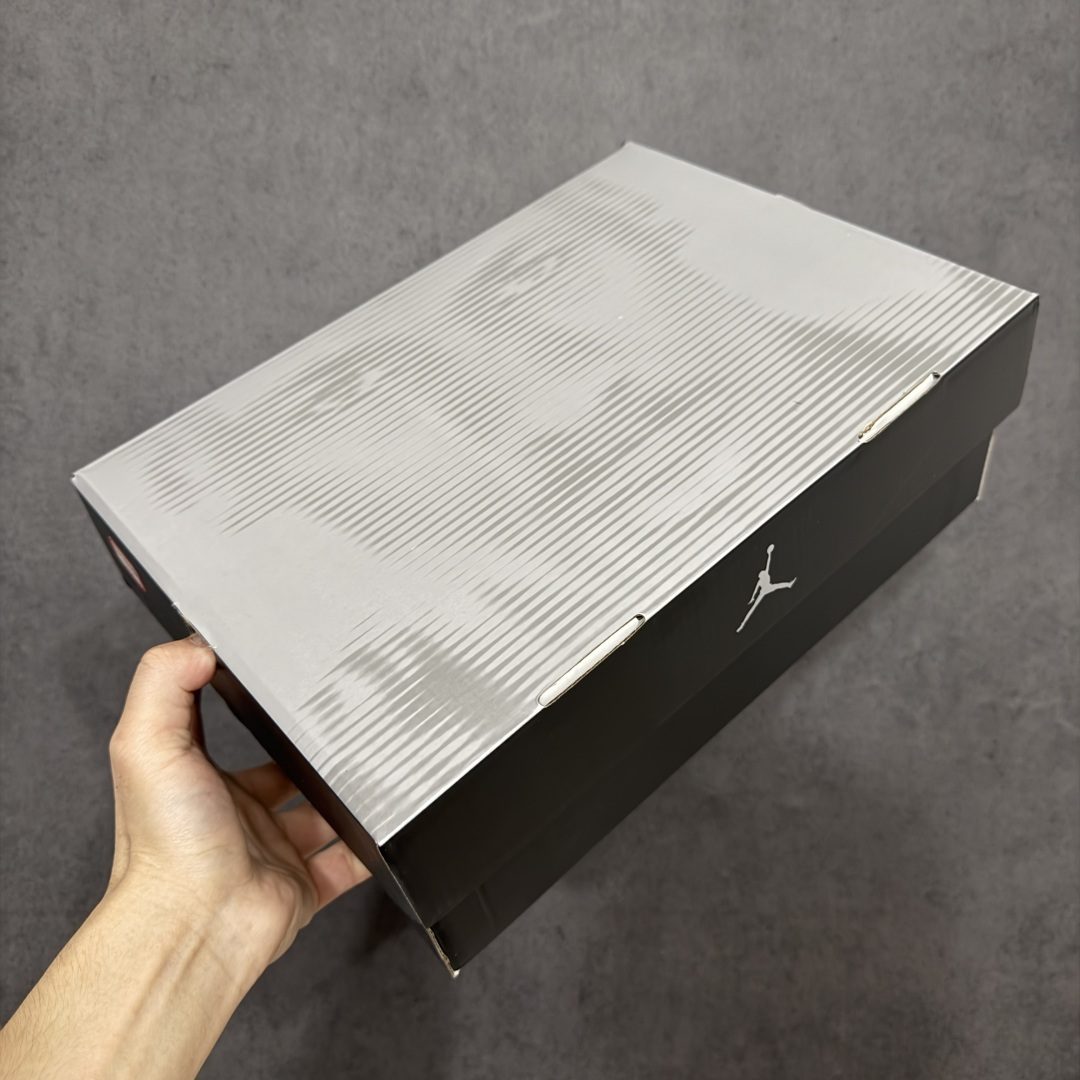 图片[11]-【纯原LW版本】Air Jordan AJ4 Retro 2025复刻公牛红黑 FQ8138-600 第一梯队最新批次 细节多次校对改良 接近完美 细节达到可过鉴定标准 耗时半年巨作 全套原纸板楦头开发 原厂特供皮料加持 确保原汁原味 完美呈现四代版型 一比一鞋头弧度高度鞋身弧度 数据细节工艺流程均保持原鞋一致 原厂TPU网格鞋带扣 正确内里网布 菱角分明不变形无多余毛边 柔软性质感一致于原鞋 原厂织唛标 原厂飞人电绣工艺 尾指中部跳三针 独家绑鞋带手法 印刷中底布 四线拉帮 米色美纹纸贴合固定 进口港宝加持 后跟自然饱满 全鞋荧光划线卡点 追求极致完美 每一双都是工艺品 多重QC质检 超越公司货的品控标准 实实在在的免检产品 尺码：36-47.5-选品中心