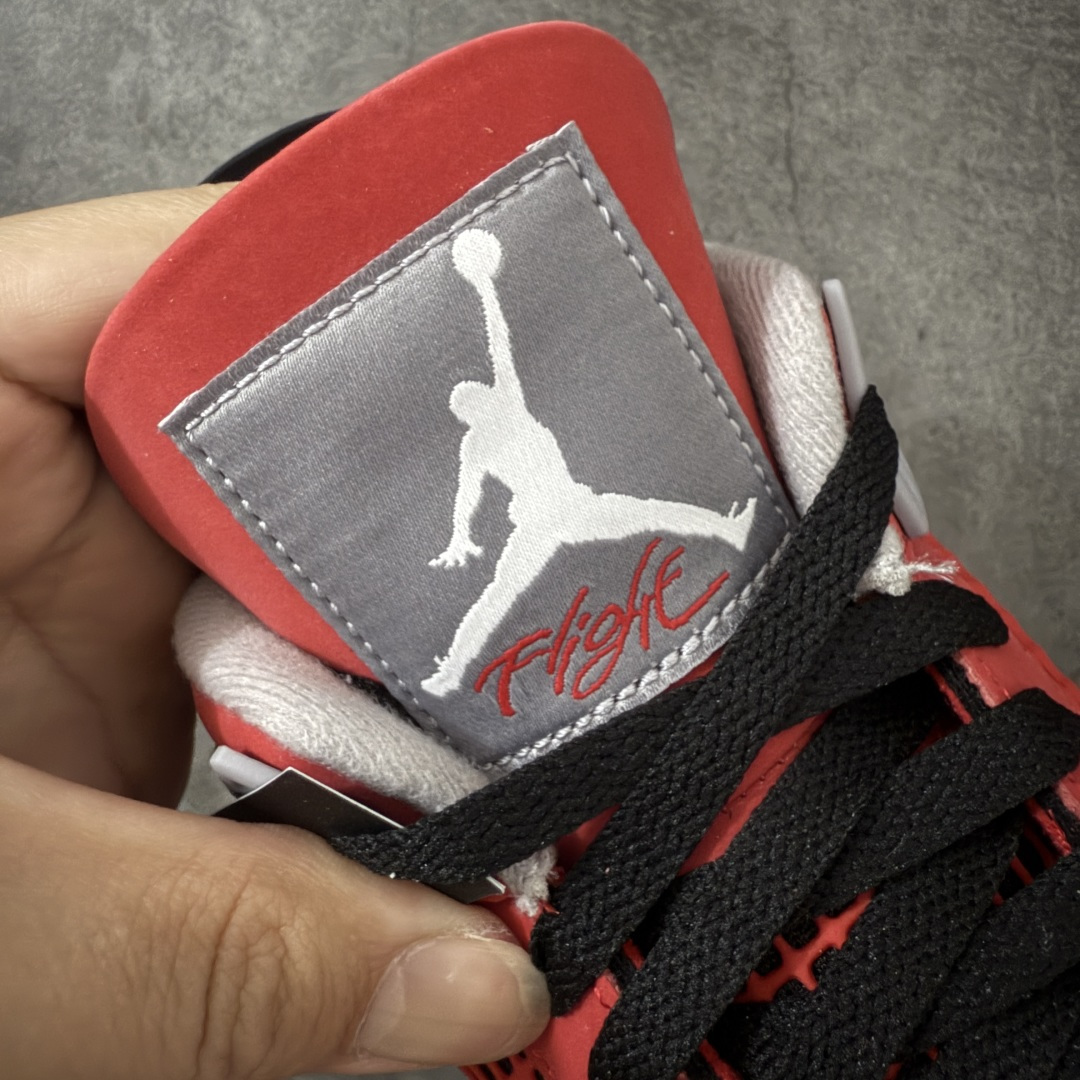 图片[6]-【纯原LW版本】Air Jordan AJ4 Retro 2025复刻公牛红黑 FQ8138-600 第一梯队最新批次 细节多次校对改良 接近完美 细节达到可过鉴定标准 耗时半年巨作 全套原纸板楦头开发 原厂特供皮料加持 确保原汁原味 完美呈现四代版型 一比一鞋头弧度高度鞋身弧度 数据细节工艺流程均保持原鞋一致 原厂TPU网格鞋带扣 正确内里网布 菱角分明不变形无多余毛边 柔软性质感一致于原鞋 原厂织唛标 原厂飞人电绣工艺 尾指中部跳三针 独家绑鞋带手法 印刷中底布 四线拉帮 米色美纹纸贴合固定 进口港宝加持 后跟自然饱满 全鞋荧光划线卡点 追求极致完美 每一双都是工艺品 多重QC质检 超越公司货的品控标准 实实在在的免检产品 尺码：36-47.5-选品中心