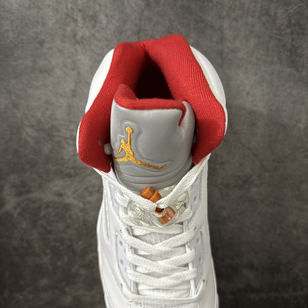 图片[8]-【KZ纯原】Air Jordan 5 Retro \”Sunset\” 高帮 复刻日落橙 AJ5 乔丹5代 aj5 乔5 高邦 复刻白红橙 乔丹篮球鞋系列 鞋款整体以鲜明的白色、日落橙、火焰红及黑色组合，精准还原了鞋迷记忆中的那份活力。鞋面主要以光滑白色皮革构成，搭配半透明网布面板以及带有橙色Jumpman Logo标志的反光3M鞋舌；火焰红色点缀于鞋内衬、后跟Jumpman Logos标识，而中底上的鲨鱼齿日落橙色调不仅赋予了鞋款温暖的视觉效果，更成为了其命名的由来。最后白色中底搭配红色半透明水晶橡胶外底及黑色Jfumpman Logo完善整体设计收尾。 货号：IV5678-102（2026.07发售） 尺码：36 36.5 37.5 38 38.5 39 40 40.5 41 42 42.5 43 44 44.5 45 46 47.5-选品中心