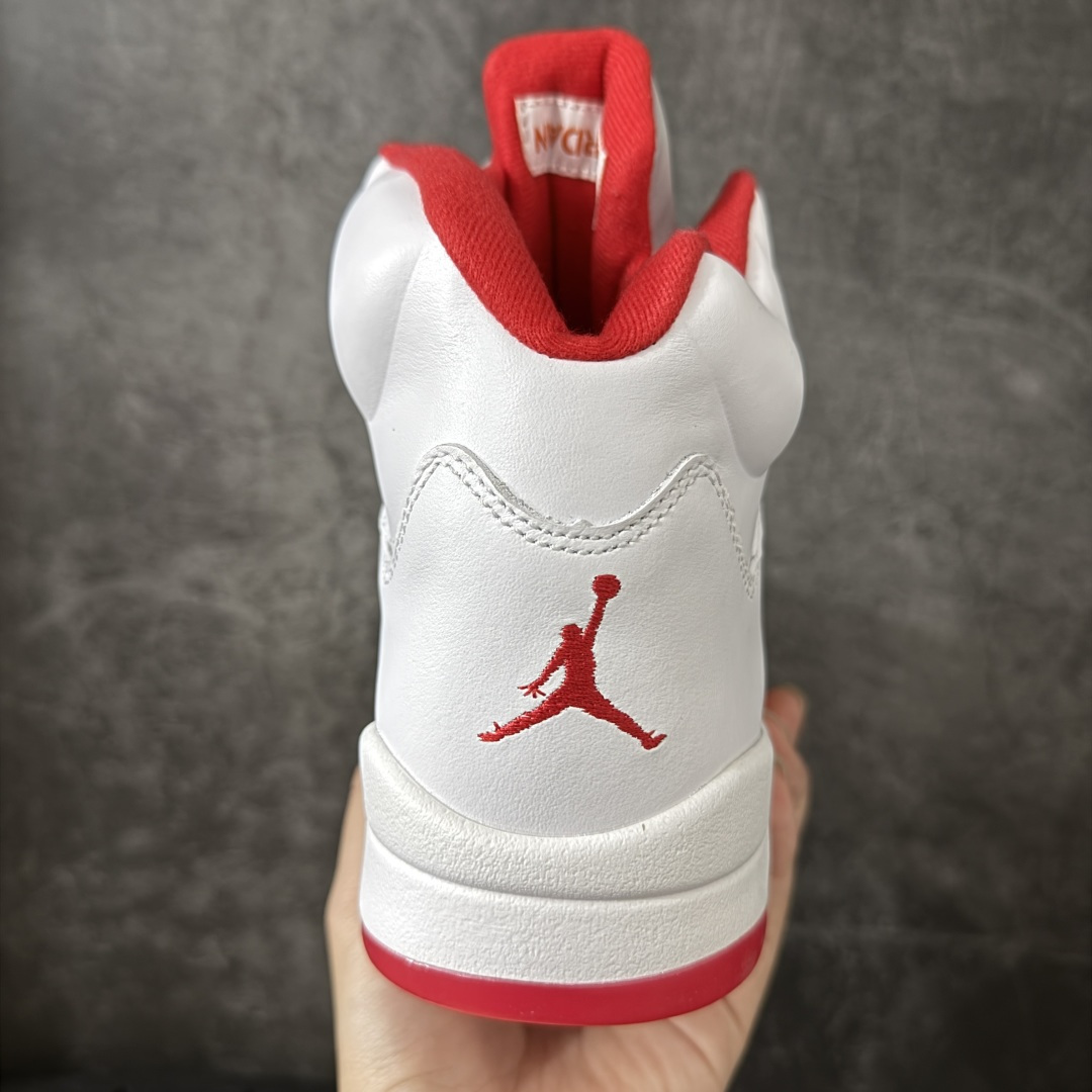 图片[4]-【KZ纯原】Air Jordan 5 Retro \”Sunset\” 高帮 复刻日落橙 AJ5 乔丹5代 aj5 乔5 高邦 复刻白红橙 乔丹篮球鞋系列 鞋款整体以鲜明的白色、日落橙、火焰红及黑色组合，精准还原了鞋迷记忆中的那份活力。鞋面主要以光滑白色皮革构成，搭配半透明网布面板以及带有橙色Jumpman Logo标志的反光3M鞋舌；火焰红色点缀于鞋内衬、后跟Jumpman Logos标识，而中底上的鲨鱼齿日落橙色调不仅赋予了鞋款温暖的视觉效果，更成为了其命名的由来。最后白色中底搭配红色半透明水晶橡胶外底及黑色Jfumpman Logo完善整体设计收尾。 货号：IV5678-102（2026.07发售） 尺码：36 36.5 37.5 38 38.5 39 40 40.5 41 42 42.5 43 44 44.5 45 46 47.5-选品中心