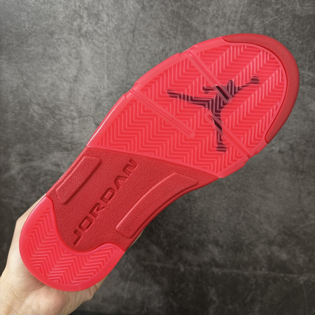 图片[9]-【KZ纯原】Air Jordan 5 Retro \”Sunset\” 高帮 复刻日落橙 AJ5 乔丹5代 aj5 乔5 高邦 复刻白红橙 乔丹篮球鞋系列 鞋款整体以鲜明的白色、日落橙、火焰红及黑色组合，精准还原了鞋迷记忆中的那份活力。鞋面主要以光滑白色皮革构成，搭配半透明网布面板以及带有橙色Jumpman Logo标志的反光3M鞋舌；火焰红色点缀于鞋内衬、后跟Jumpman Logos标识，而中底上的鲨鱼齿日落橙色调不仅赋予了鞋款温暖的视觉效果，更成为了其命名的由来。最后白色中底搭配红色半透明水晶橡胶外底及黑色Jfumpman Logo完善整体设计收尾。 货号：IV5678-102（2026.07发售） 尺码：36 36.5 37.5 38 38.5 39 40 40.5 41 42 42.5 43 44 44.5 45 46 47.5-选品中心