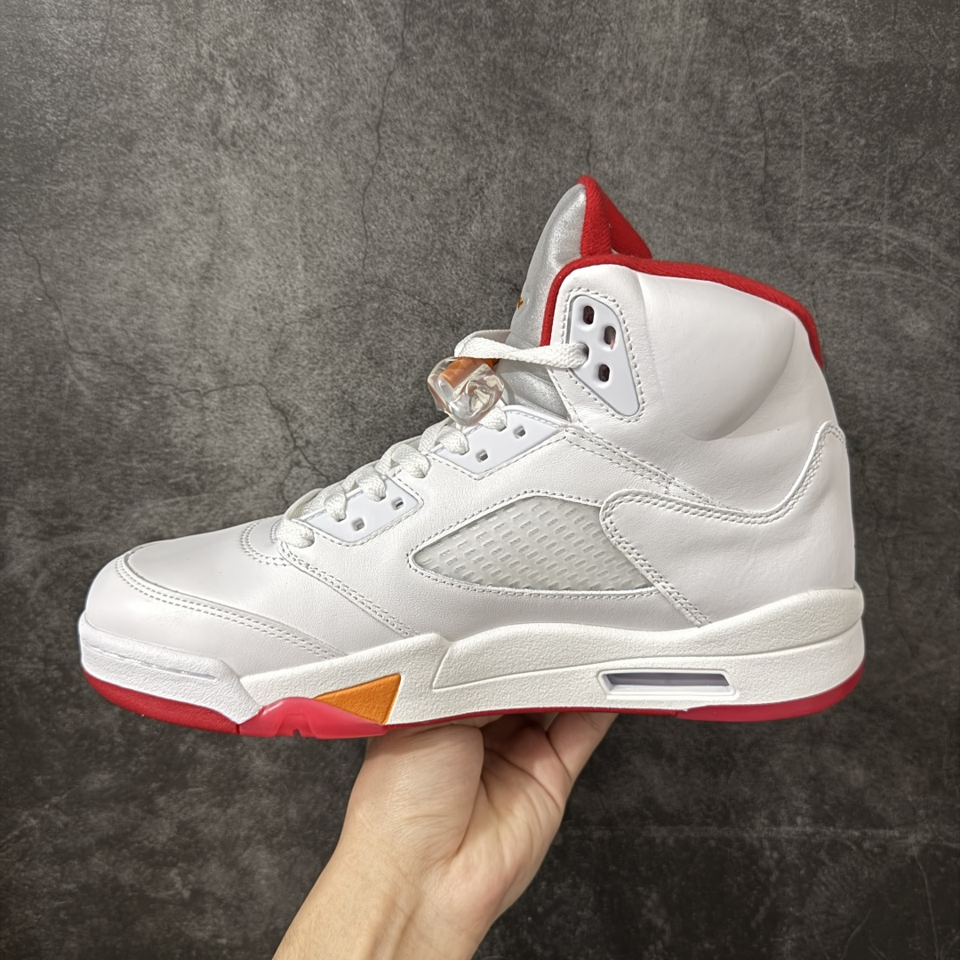 图片[2]-【KZ纯原】Air Jordan 5 Retro \”Sunset\” 高帮 复刻日落橙 AJ5 乔丹5代 aj5 乔5 高邦 复刻白红橙 乔丹篮球鞋系列 鞋款整体以鲜明的白色、日落橙、火焰红及黑色组合，精准还原了鞋迷记忆中的那份活力。鞋面主要以光滑白色皮革构成，搭配半透明网布面板以及带有橙色Jumpman Logo标志的反光3M鞋舌；火焰红色点缀于鞋内衬、后跟Jumpman Logos标识，而中底上的鲨鱼齿日落橙色调不仅赋予了鞋款温暖的视觉效果，更成为了其命名的由来。最后白色中底搭配红色半透明水晶橡胶外底及黑色Jfumpman Logo完善整体设计收尾。 货号：IV5678-102（2026.07发售） 尺码：36 36.5 37.5 38 38.5 39 40 40.5 41 42 42.5 43 44 44.5 45 46 47.5-选品中心