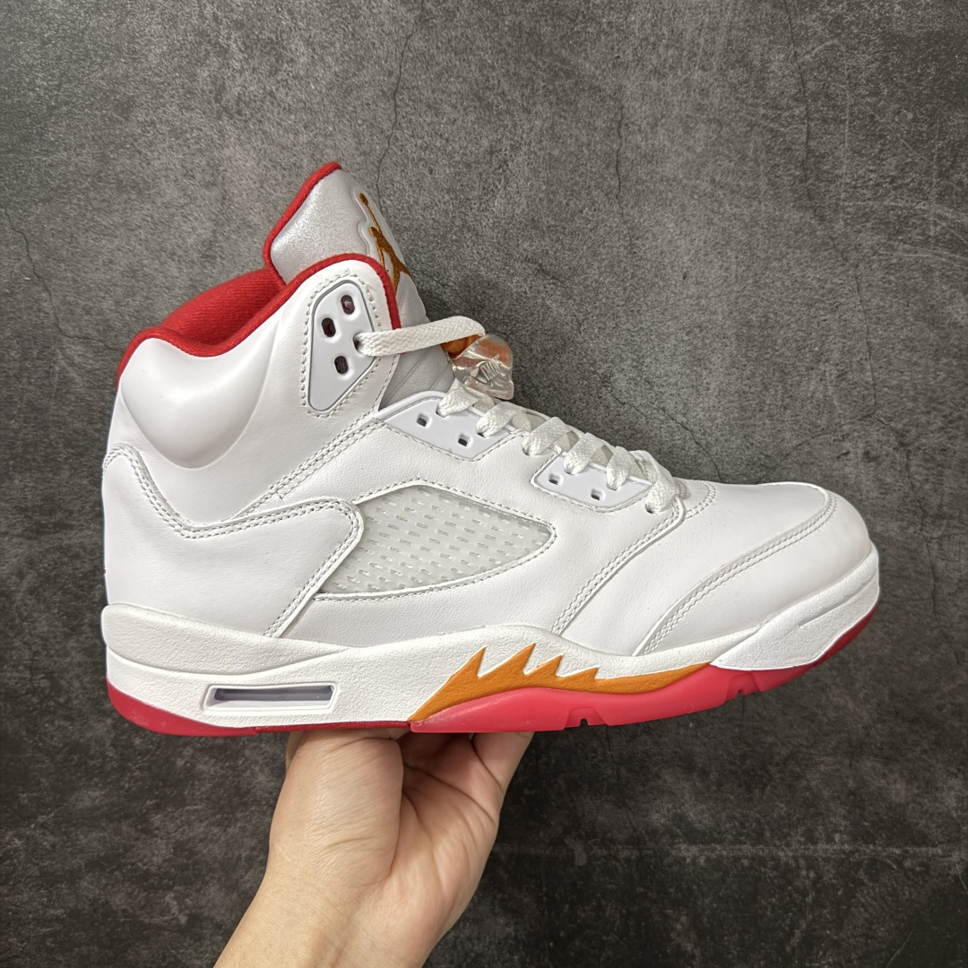 【KZ纯原】Air Jordan 5 Retro \”Sunset\” 高帮 复刻日落橙 AJ5 乔丹5代 aj5 乔5 高邦 复刻白红橙 乔丹篮球鞋系列 鞋款整体以鲜明的白色、日落橙、火焰红及黑色组合，精准还原了鞋迷记忆中的那份活力。鞋面主要以光滑白色皮革构成，搭配半透明网布面板以及带有橙色Jumpman Logo标志的反光3M鞋舌；火焰红色点缀于鞋内衬、后跟Jumpman Logos标识，而中底上的鲨鱼齿日落橙色调不仅赋予了鞋款温暖的视觉效果，更成为了其命名的由来。最后白色中底搭配红色半透明水晶橡胶外底及黑色Jfumpman Logo完善整体设计收尾。 货号：IV5678-102（2026.07发售） 尺码：36 36.5 37.5 38 38.5 39 40 40.5 41 42 42.5 43 44 44.5 45 46 47.5-选品中心