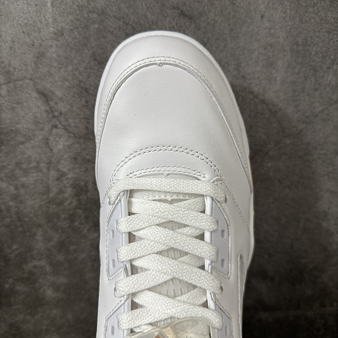 图片[5]-【KZ纯原】Air Jordan 5 Retro \”Sunset\” 高帮 复刻日落橙 AJ5 乔丹5代 aj5 乔5 高邦 复刻白红橙 乔丹篮球鞋系列 鞋款整体以鲜明的白色、日落橙、火焰红及黑色组合，精准还原了鞋迷记忆中的那份活力。鞋面主要以光滑白色皮革构成，搭配半透明网布面板以及带有橙色Jumpman Logo标志的反光3M鞋舌；火焰红色点缀于鞋内衬、后跟Jumpman Logos标识，而中底上的鲨鱼齿日落橙色调不仅赋予了鞋款温暖的视觉效果，更成为了其命名的由来。最后白色中底搭配红色半透明水晶橡胶外底及黑色Jfumpman Logo完善整体设计收尾。 货号：IV5678-102（2026.07发售） 尺码：36 36.5 37.5 38 38.5 39 40 40.5 41 42 42.5 43 44 44.5 45 46 47.5-选品中心