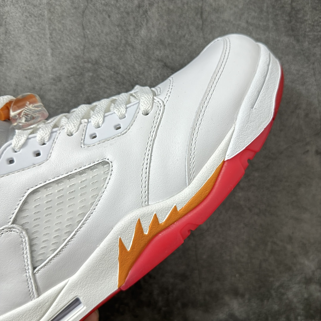图片[6]-【KZ纯原】Air Jordan 5 Retro \”Sunset\” 高帮 复刻日落橙 AJ5 乔丹5代 aj5 乔5 高邦 复刻白红橙 乔丹篮球鞋系列 鞋款整体以鲜明的白色、日落橙、火焰红及黑色组合，精准还原了鞋迷记忆中的那份活力。鞋面主要以光滑白色皮革构成，搭配半透明网布面板以及带有橙色Jumpman Logo标志的反光3M鞋舌；火焰红色点缀于鞋内衬、后跟Jumpman Logos标识，而中底上的鲨鱼齿日落橙色调不仅赋予了鞋款温暖的视觉效果，更成为了其命名的由来。最后白色中底搭配红色半透明水晶橡胶外底及黑色Jfumpman Logo完善整体设计收尾。 货号：IV5678-102（2026.07发售） 尺码：36 36.5 37.5 38 38.5 39 40 40.5 41 42 42.5 43 44 44.5 45 46 47.5-选品中心
