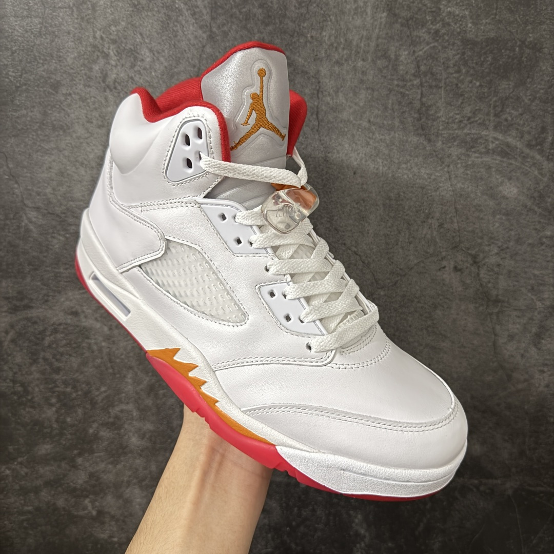 图片[3]-【KZ纯原】Air Jordan 5 Retro \”Sunset\” 高帮 复刻日落橙 AJ5 乔丹5代 aj5 乔5 高邦 复刻白红橙 乔丹篮球鞋系列 鞋款整体以鲜明的白色、日落橙、火焰红及黑色组合，精准还原了鞋迷记忆中的那份活力。鞋面主要以光滑白色皮革构成，搭配半透明网布面板以及带有橙色Jumpman Logo标志的反光3M鞋舌；火焰红色点缀于鞋内衬、后跟Jumpman Logos标识，而中底上的鲨鱼齿日落橙色调不仅赋予了鞋款温暖的视觉效果，更成为了其命名的由来。最后白色中底搭配红色半透明水晶橡胶外底及黑色Jfumpman Logo完善整体设计收尾。 货号：IV5678-102（2026.07发售） 尺码：36 36.5 37.5 38 38.5 39 40 40.5 41 42 42.5 43 44 44.5 45 46 47.5-选品中心