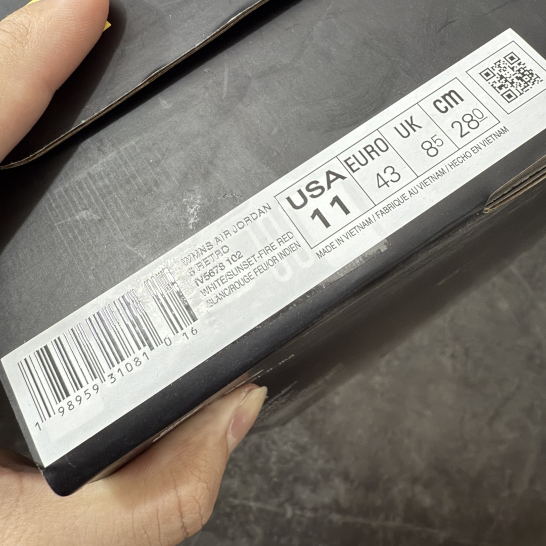 图片[9]-【KZ纯原】Air Jordan 5 Retro \”Sunset\” 高帮 复刻日落橙 AJ5 乔丹5代 aj5 乔5 高邦 复刻白红橙 乔丹篮球鞋系列 鞋款整体以鲜明的白色、日落橙、火焰红及黑色组合，精准还原了鞋迷记忆中的那份活力。鞋面主要以光滑白色皮革构成，搭配半透明网布面板以及带有橙色Jumpman Logo标志的反光3M鞋舌；火焰红色点缀于鞋内衬、后跟Jumpman Logos标识，而中底上的鲨鱼齿日落橙色调不仅赋予了鞋款温暖的视觉效果，更成为了其命名的由来。最后白色中底搭配红色半透明水晶橡胶外底及黑色Jfumpman Logo完善整体设计收尾。 货号：IV5678-102（2026.07发售） 尺码：36 36.5 37.5 38 38.5 39 40 40.5 41 42 42.5 43 44 44.5 45 46 47.5-选品中心