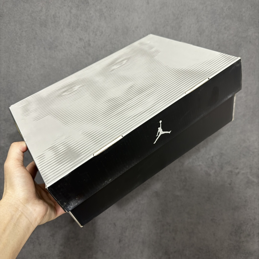 图片[10]-【KZ纯原】Air Jordan 5 Retro \”Sunset\” 高帮 复刻日落橙 AJ5 乔丹5代 aj5 乔5 高邦 复刻白红橙 乔丹篮球鞋系列 鞋款整体以鲜明的白色、日落橙、火焰红及黑色组合，精准还原了鞋迷记忆中的那份活力。鞋面主要以光滑白色皮革构成，搭配半透明网布面板以及带有橙色Jumpman Logo标志的反光3M鞋舌；火焰红色点缀于鞋内衬、后跟Jumpman Logos标识，而中底上的鲨鱼齿日落橙色调不仅赋予了鞋款温暖的视觉效果，更成为了其命名的由来。最后白色中底搭配红色半透明水晶橡胶外底及黑色Jfumpman Logo完善整体设计收尾。 货号：IV5678-102（2026.07发售） 尺码：36 36.5 37.5 38 38.5 39 40 40.5 41 42 42.5 43 44 44.5 45 46 47.5-选品中心