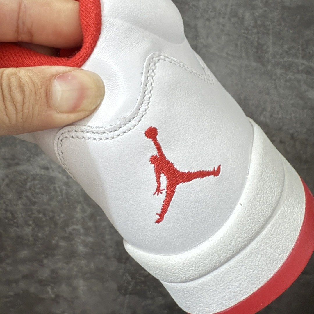 图片[2]-【KZ纯原】Air Jordan 5 Retro \”Sunset\” 高帮 复刻日落橙 AJ5 乔丹5代 aj5 乔5 高邦 复刻白红橙 乔丹篮球鞋系列 鞋款整体以鲜明的白色、日落橙、火焰红及黑色组合，精准还原了鞋迷记忆中的那份活力。鞋面主要以光滑白色皮革构成，搭配半透明网布面板以及带有橙色Jumpman Logo标志的反光3M鞋舌；火焰红色点缀于鞋内衬、后跟Jumpman Logos标识，而中底上的鲨鱼齿日落橙色调不仅赋予了鞋款温暖的视觉效果，更成为了其命名的由来。最后白色中底搭配红色半透明水晶橡胶外底及黑色Jfumpman Logo完善整体设计收尾。 货号：IV5678-102（2026.07发售） 尺码：36 36.5 37.5 38 38.5 39 40 40.5 41 42 42.5 43 44 44.5 45 46 47.5-选品中心