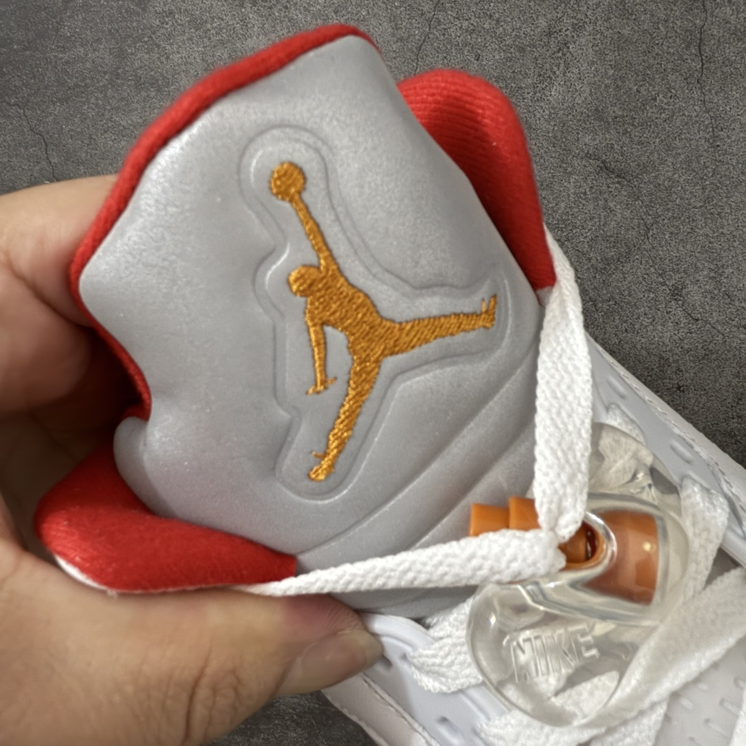 图片[6]-【KZ纯原】Air Jordan 5 Retro \”Sunset\” 高帮 复刻日落橙 AJ5 乔丹5代 aj5 乔5 高邦 复刻白红橙 乔丹篮球鞋系列 鞋款整体以鲜明的白色、日落橙、火焰红及黑色组合，精准还原了鞋迷记忆中的那份活力。鞋面主要以光滑白色皮革构成，搭配半透明网布面板以及带有橙色Jumpman Logo标志的反光3M鞋舌；火焰红色点缀于鞋内衬、后跟Jumpman Logos标识，而中底上的鲨鱼齿日落橙色调不仅赋予了鞋款温暖的视觉效果，更成为了其命名的由来。最后白色中底搭配红色半透明水晶橡胶外底及黑色Jfumpman Logo完善整体设计收尾。 货号：IV5678-102（2026.07发售） 尺码：36 36.5 37.5 38 38.5 39 40 40.5 41 42 42.5 43 44 44.5 45 46 47.5-选品中心