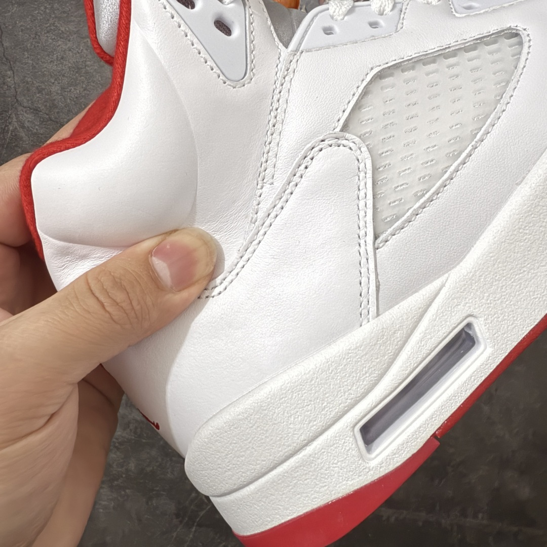 图片[3]-【KZ纯原】Air Jordan 5 Retro \”Sunset\” 高帮 复刻日落橙 AJ5 乔丹5代 aj5 乔5 高邦 复刻白红橙 乔丹篮球鞋系列 鞋款整体以鲜明的白色、日落橙、火焰红及黑色组合，精准还原了鞋迷记忆中的那份活力。鞋面主要以光滑白色皮革构成，搭配半透明网布面板以及带有橙色Jumpman Logo标志的反光3M鞋舌；火焰红色点缀于鞋内衬、后跟Jumpman Logos标识，而中底上的鲨鱼齿日落橙色调不仅赋予了鞋款温暖的视觉效果，更成为了其命名的由来。最后白色中底搭配红色半透明水晶橡胶外底及黑色Jfumpman Logo完善整体设计收尾。 货号：IV5678-102（2026.07发售） 尺码：36 36.5 37.5 38 38.5 39 40 40.5 41 42 42.5 43 44 44.5 45 46 47.5-选品中心