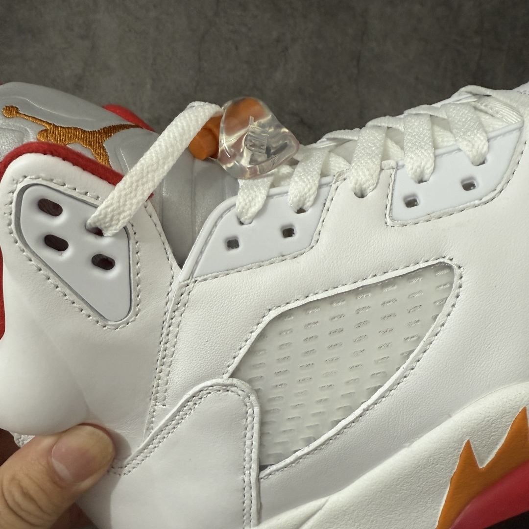 图片[4]-【KZ纯原】Air Jordan 5 Retro \”Sunset\” 高帮 复刻日落橙 AJ5 乔丹5代 aj5 乔5 高邦 复刻白红橙 乔丹篮球鞋系列 鞋款整体以鲜明的白色、日落橙、火焰红及黑色组合，精准还原了鞋迷记忆中的那份活力。鞋面主要以光滑白色皮革构成，搭配半透明网布面板以及带有橙色Jumpman Logo标志的反光3M鞋舌；火焰红色点缀于鞋内衬、后跟Jumpman Logos标识，而中底上的鲨鱼齿日落橙色调不仅赋予了鞋款温暖的视觉效果，更成为了其命名的由来。最后白色中底搭配红色半透明水晶橡胶外底及黑色Jfumpman Logo完善整体设计收尾。 货号：IV5678-102（2026.07发售） 尺码：36 36.5 37.5 38 38.5 39 40 40.5 41 42 42.5 43 44 44.5 45 46 47.5-选品中心