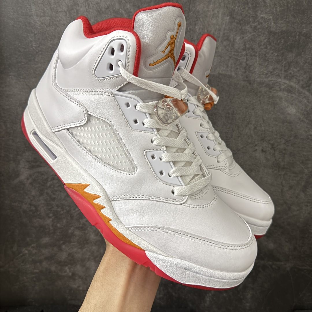 【KZ纯原】Air Jordan 5 Retro \”Sunset\” 高帮 复刻日落橙 AJ5 乔丹5代 aj5 乔5 高邦 复刻白红橙 乔丹篮球鞋系列 鞋款整体以鲜明的白色、日落橙、火焰红及黑色组合，精准还原了鞋迷记忆中的那份活力。鞋面主要以光滑白色皮革构成，搭配半透明网布面板以及带有橙色Jumpman Logo标志的反光3M鞋舌；火焰红色点缀于鞋内衬、后跟Jumpman Logos标识，而中底上的鲨鱼齿日落橙色调不仅赋予了鞋款温暖的视觉效果，更成为了其命名的由来。最后白色中底搭配红色半透明水晶橡胶外底及黑色Jfumpman Logo完善整体设计收尾。 货号：IV5678-102（2026.07发售） 尺码：36 36.5 37.5 38 38.5 39 40 40.5 41 42 42.5 43 44 44.5 45 46 47.5-选品中心
