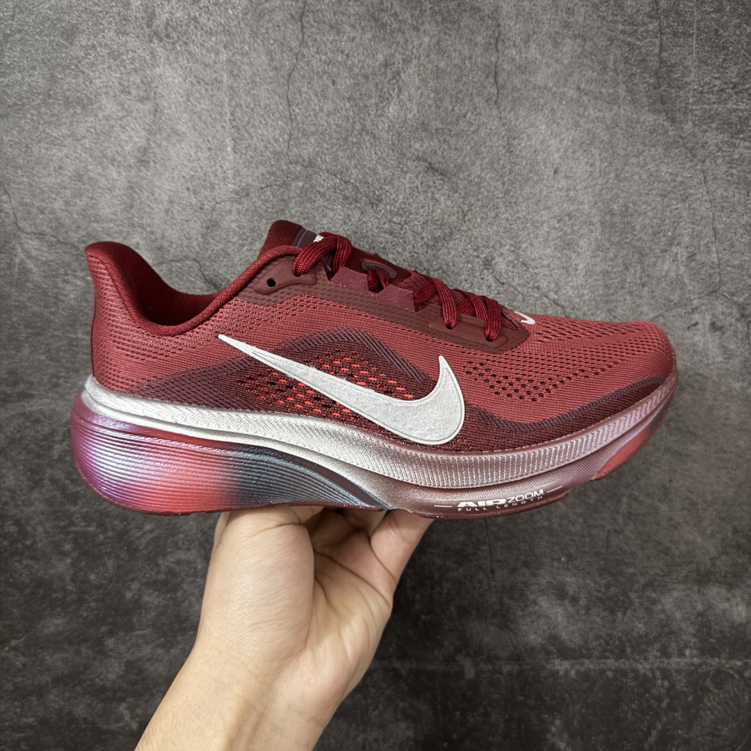 【RS纯原】Nike Air Zoom Pegasus 42 登月42代超级飞马系列马拉松跑步鞋 IO8251-600 平台专供 充正品质 原材料打造 中底搭载前Zoom+全掌React配置 全部原鞋开发打造 所有细节全部同步原版 全新一代拥有 Zoom Air 一如既往的稳定感和流畅感 鞋面采用工程网眼设计 为特定高热区域营造出色透气性 进一步增加鞋面的穿孔数量 让足部能够快速散热 中足搭配 Flywire 飞线 在高速运动时营造舒适稳定的贴合感 内置Zoon气垫加持 动力十足！ 尺码： 36-45-选品中心