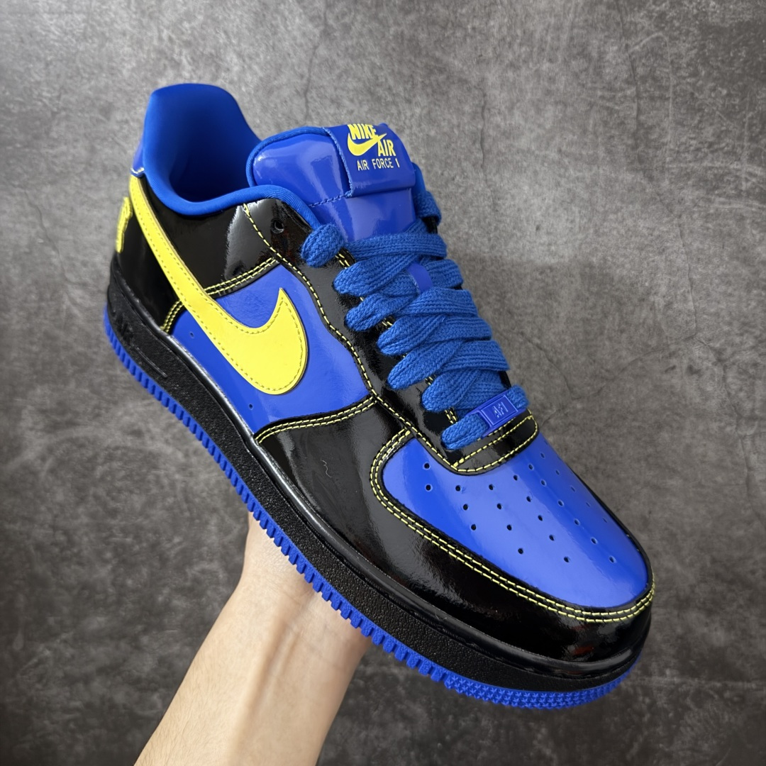 图片[3]-【Top纯原】Central Cee x Nike Air Force 1 Low \”Dark Beetroot\” 联名款 空军低帮休闲板鞋 整双鞋采用黑蓝漆皮打造，搭配黄色点缀与简洁的色块拼接，形成强烈视觉反差。经典的 Air Force 1 鞋型轮廓得以保留，而鞋面质感的升级让整体线条更显利落，使其更偏向潮流造型单品，而非日常实用鞋款。 货号： IQ1402-010 尺码：40 40.5 41 42 42.5 43 44 44.5 45 46 47.5-选品中心
