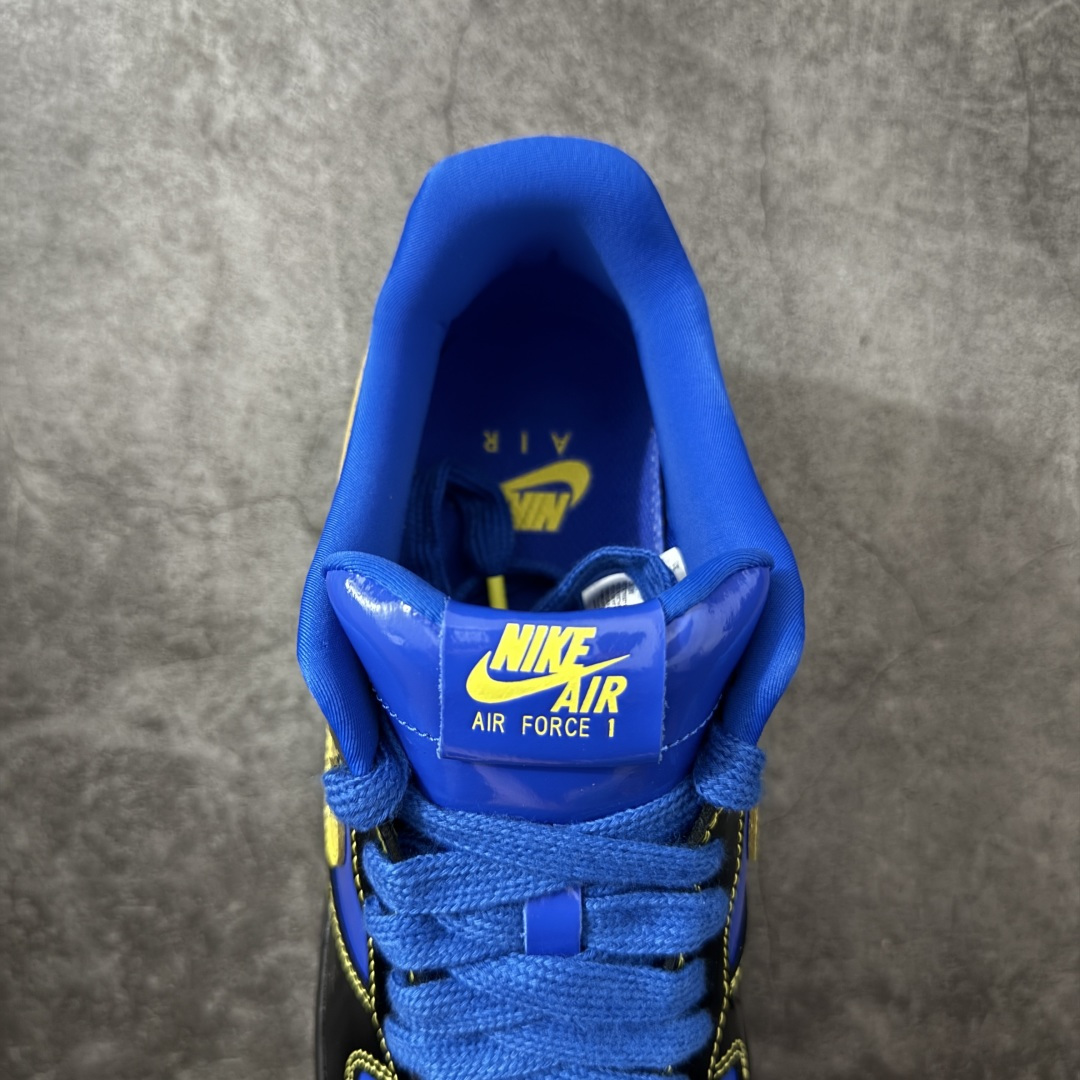 图片[8]-【Top纯原】Central Cee x Nike Air Force 1 Low \”Dark Beetroot\” 联名款 空军低帮休闲板鞋 整双鞋采用黑蓝漆皮打造，搭配黄色点缀与简洁的色块拼接，形成强烈视觉反差。经典的 Air Force 1 鞋型轮廓得以保留，而鞋面质感的升级让整体线条更显利落，使其更偏向潮流造型单品，而非日常实用鞋款。 货号： IQ1402-010 尺码：40 40.5 41 42 42.5 43 44 44.5 45 46 47.5-选品中心
