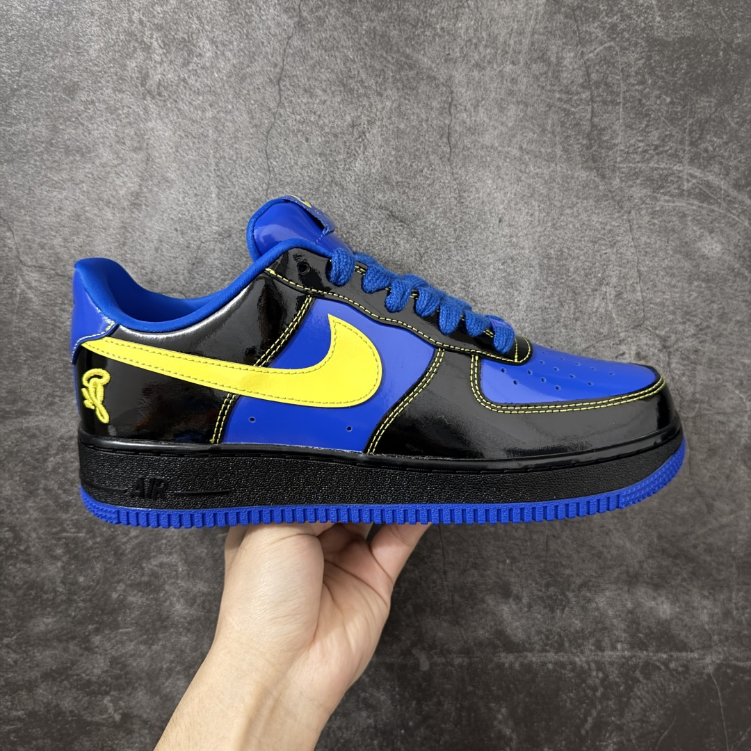 【Top纯原】Central Cee x Nike Air Force 1 Low \”Dark Beetroot\” 联名款 空军低帮休闲板鞋 整双鞋采用黑蓝漆皮打造，搭配黄色点缀与简洁的色块拼接，形成强烈视觉反差。经典的 Air Force 1 鞋型轮廓得以保留，而鞋面质感的升级让整体线条更显利落，使其更偏向潮流造型单品，而非日常实用鞋款。 货号： IQ1402-010 尺码：40 40.5 41 42 42.5 43 44 44.5 45 46 47.5-选品中心