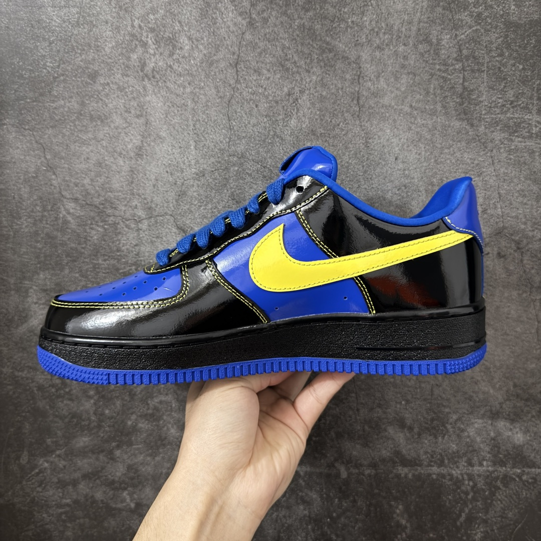 图片[2]-【Top纯原】Central Cee x Nike Air Force 1 Low \”Dark Beetroot\” 联名款 空军低帮休闲板鞋 整双鞋采用黑蓝漆皮打造，搭配黄色点缀与简洁的色块拼接，形成强烈视觉反差。经典的 Air Force 1 鞋型轮廓得以保留，而鞋面质感的升级让整体线条更显利落，使其更偏向潮流造型单品，而非日常实用鞋款。 货号： IQ1402-010 尺码：40 40.5 41 42 42.5 43 44 44.5 45 46 47.5-选品中心