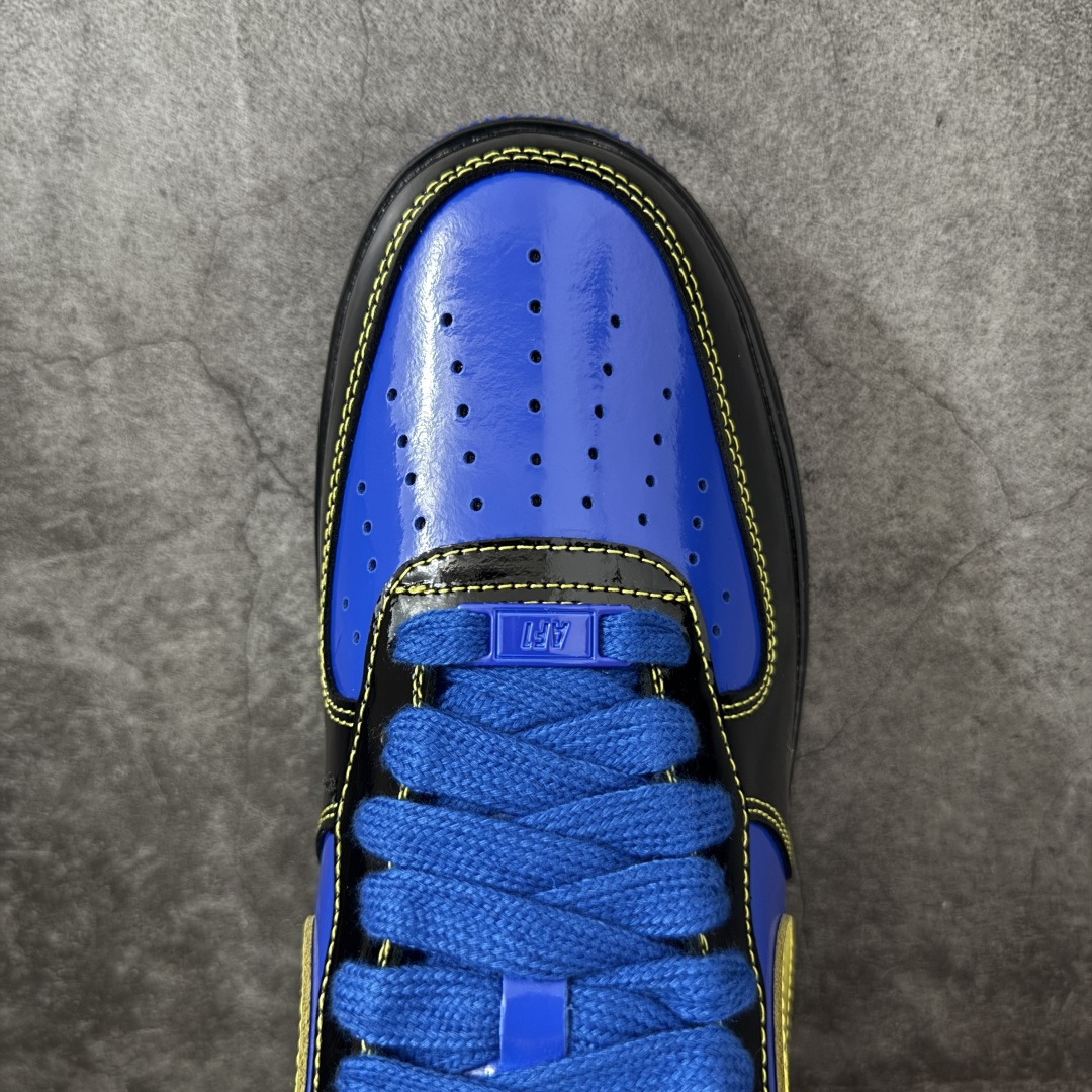图片[5]-【Top纯原】Central Cee x Nike Air Force 1 Low \”Dark Beetroot\” 联名款 空军低帮休闲板鞋 整双鞋采用黑蓝漆皮打造，搭配黄色点缀与简洁的色块拼接，形成强烈视觉反差。经典的 Air Force 1 鞋型轮廓得以保留，而鞋面质感的升级让整体线条更显利落，使其更偏向潮流造型单品，而非日常实用鞋款。 货号： IQ1402-010 尺码：40 40.5 41 42 42.5 43 44 44.5 45 46 47.5-选品中心
