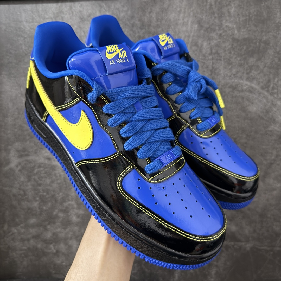 【Top纯原】Central Cee x Nike Air Force 1 Low \”Dark Beetroot\” 联名款 空军低帮休闲板鞋 整双鞋采用黑蓝漆皮打造，搭配黄色点缀与简洁的色块拼接，形成强烈视觉反差。经典的 Air Force 1 鞋型轮廓得以保留，而鞋面质感的升级让整体线条更显利落，使其更偏向潮流造型单品，而非日常实用鞋款。 货号： IQ1402-010 尺码：40 40.5 41 42 42.5 43 44 44.5 45 46 47.5-选品中心