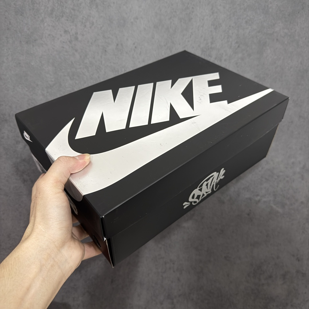 图片[12]-【Top纯原】Central Cee x Nike Air Force 1 Low \”Dark Beetroot\” 联名款 空军低帮休闲板鞋 整双鞋采用黑蓝漆皮打造，搭配黄色点缀与简洁的色块拼接，形成强烈视觉反差。经典的 Air Force 1 鞋型轮廓得以保留，而鞋面质感的升级让整体线条更显利落，使其更偏向潮流造型单品，而非日常实用鞋款。 货号： IQ1402-010 尺码：40 40.5 41 42 42.5 43 44 44.5 45 46 47.5-选品中心