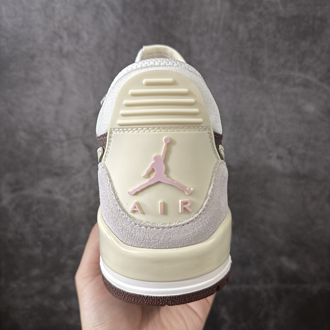 图片[4]-【纯原N版】Air Jordan Legacy AJ312 Low 低帮复古篮球鞋 IV3217-211 市场最强独一档产物 全套原纸板楦头开发 原厂大底磨具加持立体防滑纹理 原档数据后跟TPU子母扣魔术贴 原装可视Air Sole气垫 原汁原味最完美的312代版型 唯一正确鞋头趴度弧度高度鞋身腰线 进口港宝加持 后跟自然饱满 全鞋荧光划线卡点 追求极致完美 每一双都是工艺品 多重QC质检 超越公司货的品控标准 实实在在的免检产品 鞋身采用了皮革材质打造 横跨鞋面的魔术贴十分吸睛 侧面的Swoosh Logo的一部分被鞋面遮挡了一部分 颇具玩味 魔术贴上标有NK标识 而鞋舌上是Jordan的经典红色飞翼Logo 后跟和鞋底均采用了AJ3的设计 后跟上同样也使用了经典的爆裂纹图案 尺码：36-47.5-选品中心