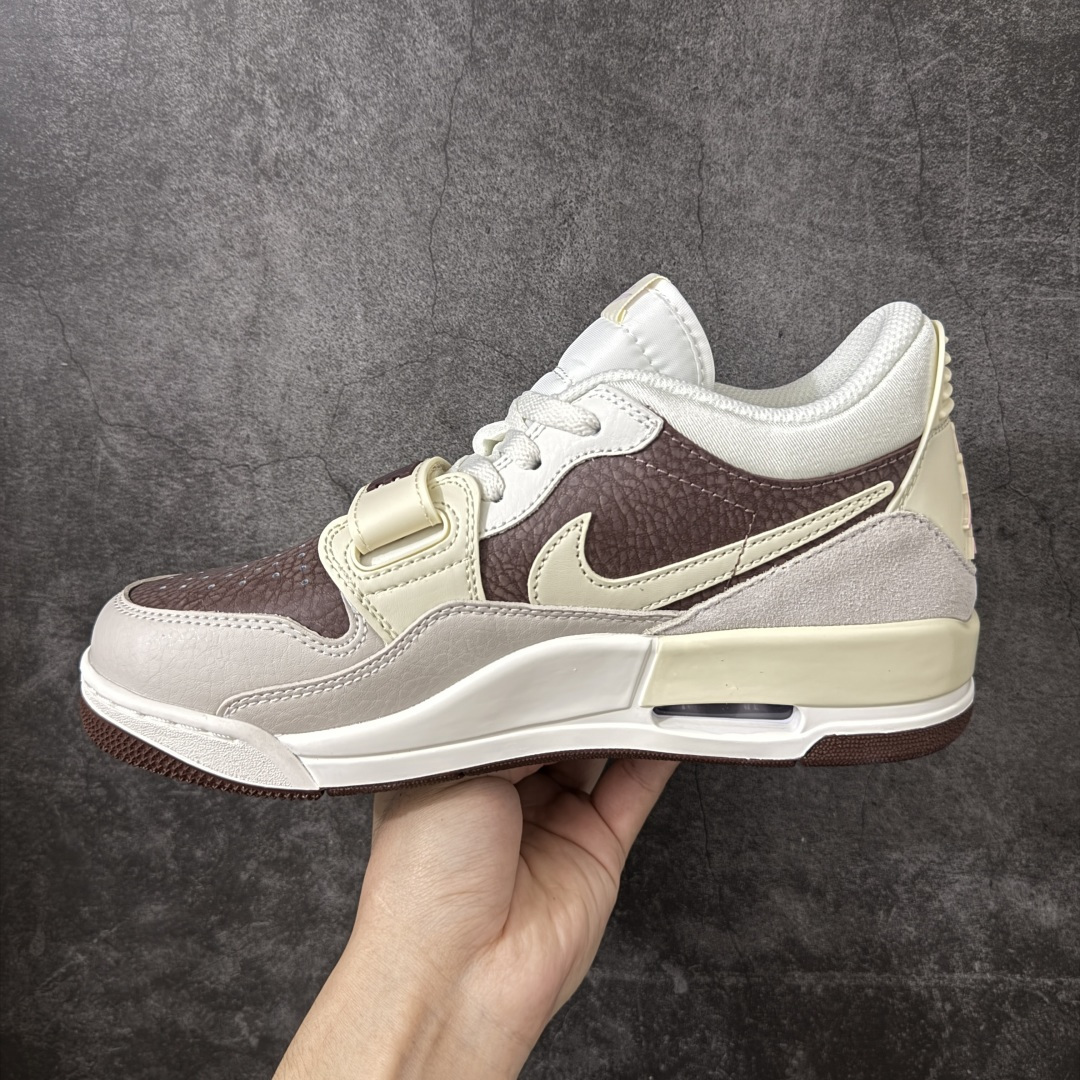 图片[2]-【纯原N版】Air Jordan Legacy AJ312 Low 低帮复古篮球鞋 IV3217-211 市场最强独一档产物 全套原纸板楦头开发 原厂大底磨具加持立体防滑纹理 原档数据后跟TPU子母扣魔术贴 原装可视Air Sole气垫 原汁原味最完美的312代版型 唯一正确鞋头趴度弧度高度鞋身腰线 进口港宝加持 后跟自然饱满 全鞋荧光划线卡点 追求极致完美 每一双都是工艺品 多重QC质检 超越公司货的品控标准 实实在在的免检产品 鞋身采用了皮革材质打造 横跨鞋面的魔术贴十分吸睛 侧面的Swoosh Logo的一部分被鞋面遮挡了一部分 颇具玩味 魔术贴上标有NK标识 而鞋舌上是Jordan的经典红色飞翼Logo 后跟和鞋底均采用了AJ3的设计 后跟上同样也使用了经典的爆裂纹图案 尺码：36-47.5-选品中心