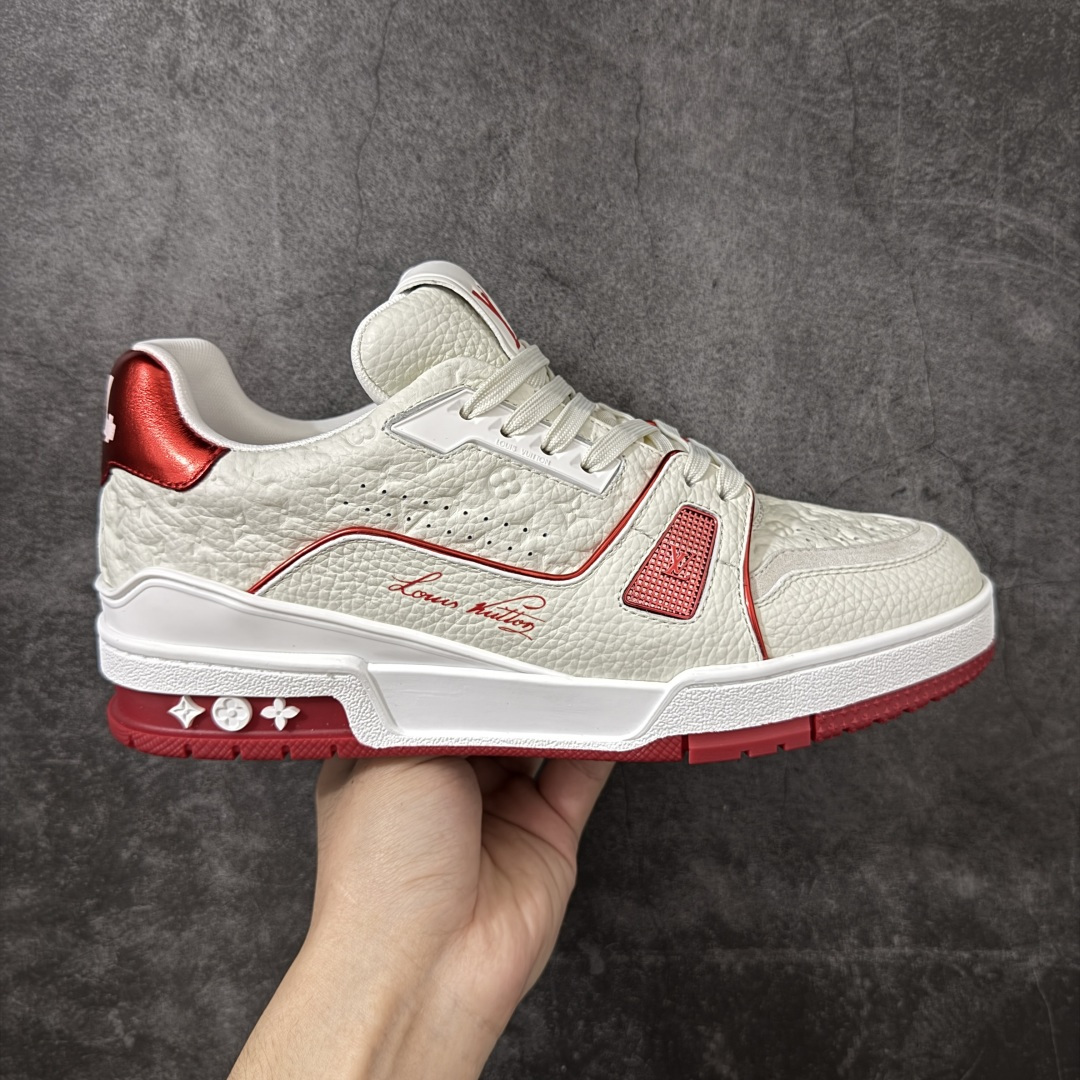 【纯原DM礼盒版】LV Louis Vuitton Trainer 低帮休闲板鞋 代购级别 ZP级全套包装 原版购入历时近两个月开发打造！ 经典多拼色超好看 原版完美楦型 调试了两个月 鞋面独家订制压纹粒面小牛皮 大底TPU、模具费2w+ 质感媲美原版 垫脚聚米微料加透气英伦网布 细节原版一致 ❗️请注意区分市面通货材料 版型 包装配件 尺码： 38 39 40 41 42 43 44 45 46-莆田鞋
