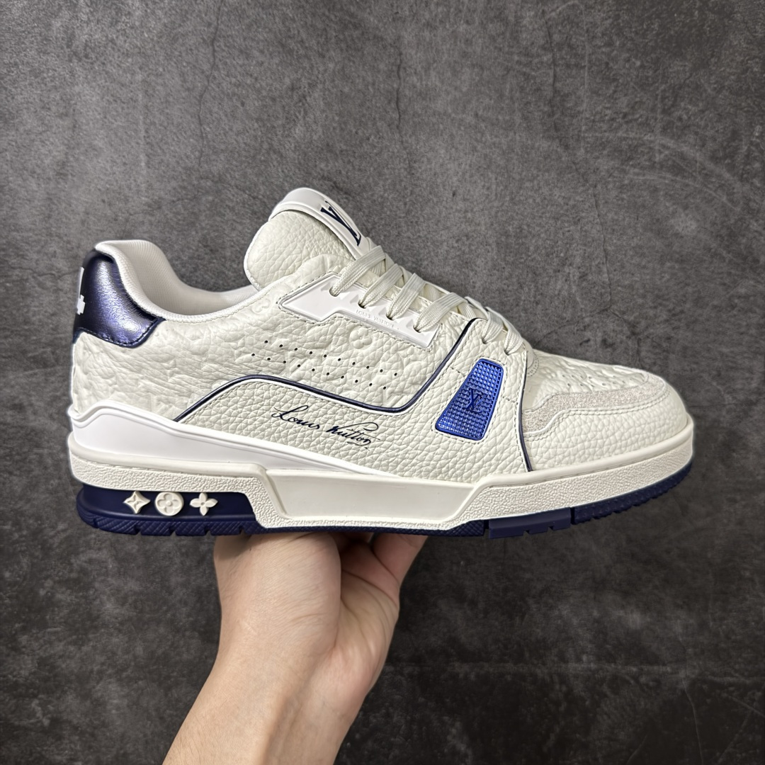 【纯原DM礼盒版】LV Louis Vuitton Trainer 低帮休闲板鞋 代购级别 ZP级全套包装 原版购入历时近两个月开发打造！ 经典多拼色超好看 原版完美楦型 调试了两个月 鞋面独家订制压纹粒面小牛皮 大底TPU、模具费2w+ 质感媲美原版 垫脚聚米微料加透气英伦网布 细节原版一致 ❗️请注意区分市面通货材料 版型 包装配件 尺码： 38 39 40 41 42 43 44 45 46-莆田鞋