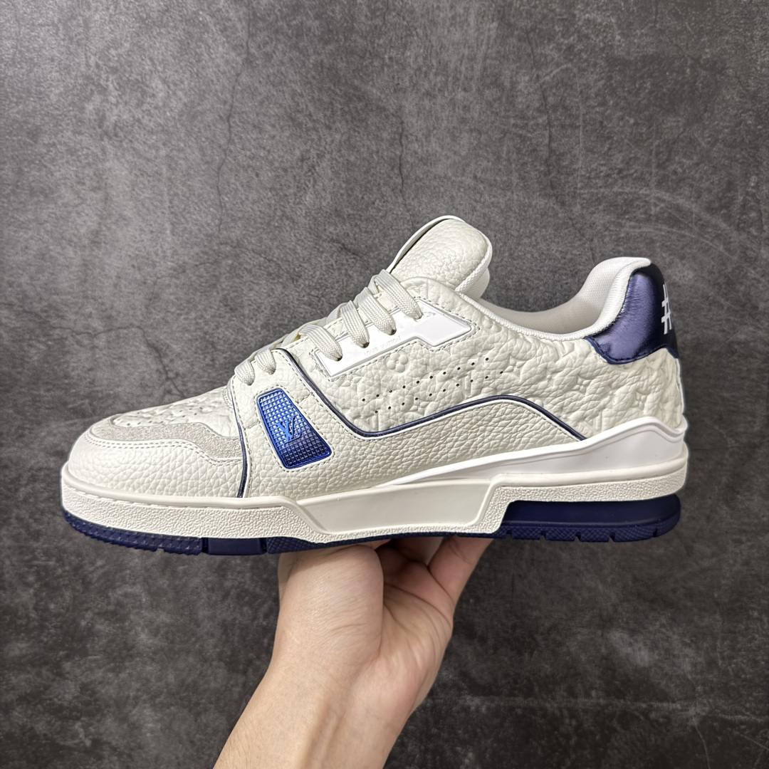图片[2]-【纯原DM礼盒版】LV Louis Vuitton Trainer 低帮休闲板鞋 代购级别 ZP级全套包装 原版购入历时近两个月开发打造！ 经典多拼色超好看 原版完美楦型 调试了两个月 鞋面独家订制压纹粒面小牛皮 大底TPU、模具费2w+ 质感媲美原版 垫脚聚米微料加透气英伦网布 细节原版一致 ❗️请注意区分市面通货材料 版型 包装配件 尺码： 38 39 40 41 42 43 44 45 46-莆田鞋