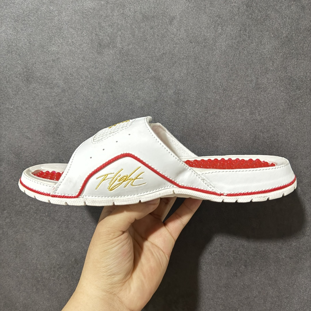 Air Jordan 12 Hydro Retro Slides 系列运动拖鞋经典的配色装扮 加上可调节