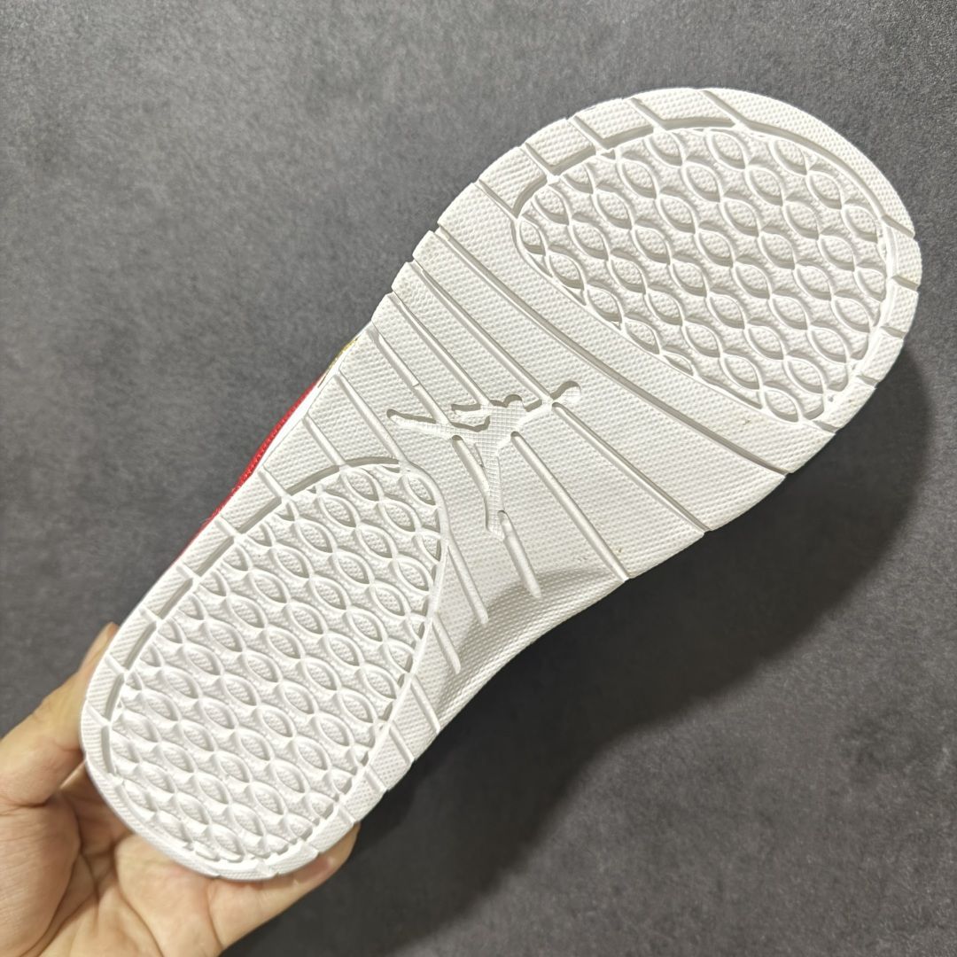 Air Jordan 12 Hydro Retro Slides 系列运动拖鞋经典的配色装扮 加上可调节