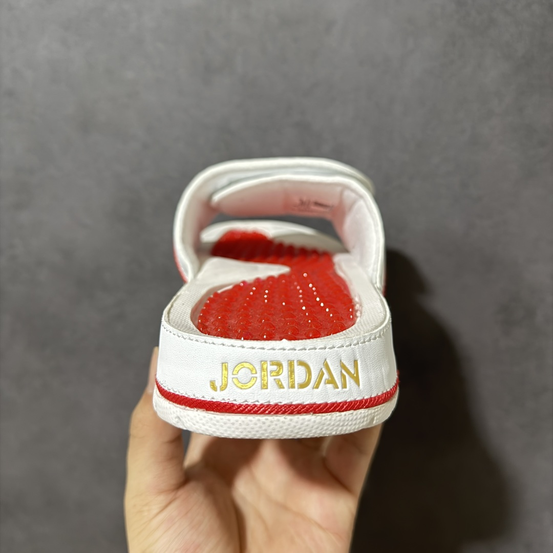 Air Jordan 12 Hydro Retro Slides 系列运动拖鞋经典的配色装扮 加上可调节