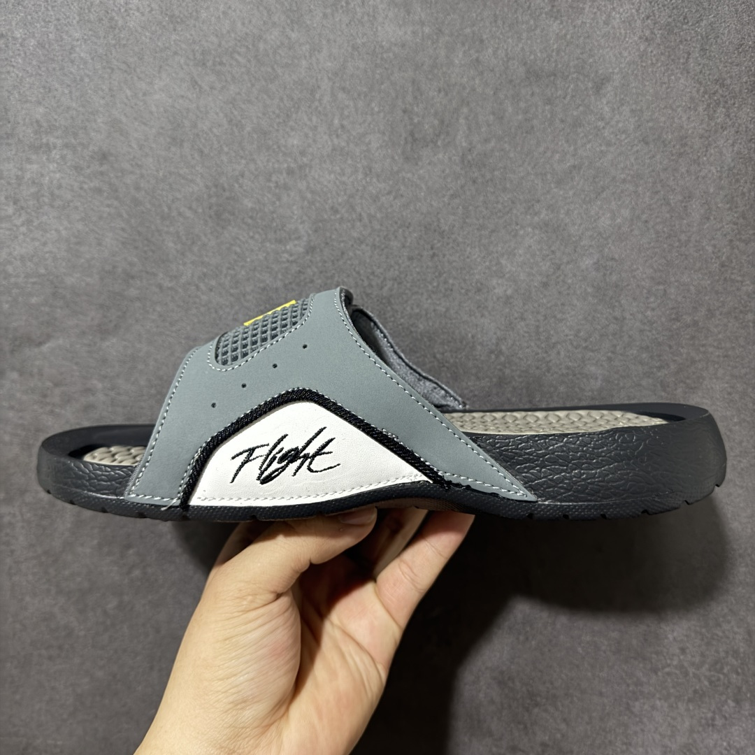 Air Jordan 12 Hydro Retro Slides 系列运动拖鞋经典的配色装扮 加上可调节