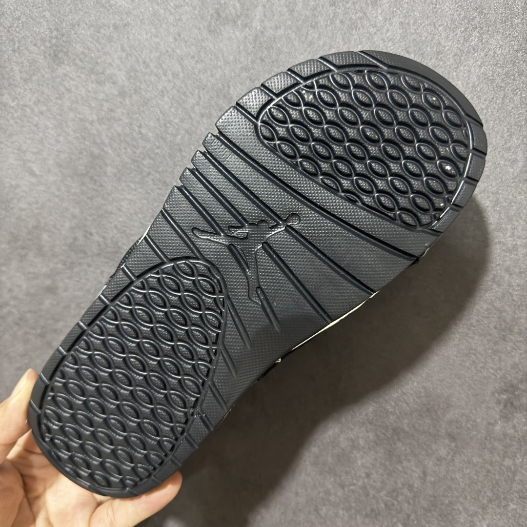 Air Jordan 12 Hydro Retro Slides 系列运动拖鞋经典的配色装扮 加上可调节